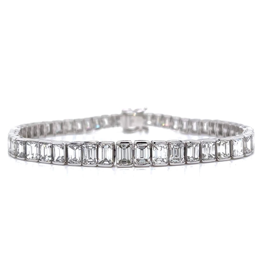 Platinum 18K White Gold 21 Ct Emerald-Cut Diamond Tennis Bracelet: Platinum 18K White Gold 21 Ct Emerald-Cut Diamond Tennis Bracelet This exquisite tennis bracelet showcases a stunning combination of platinum and 18K white gold, featuring a total of 50 emerald-cut di