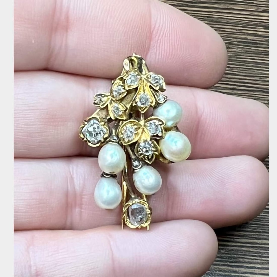 18K Yellow Gold Pearl and Old Mine Diamond Brooch: 18K Yellow Gold Pearl and Old Mine Diamond Brooch This exquisite brooch is crafted from 18K yellow gold and features a stunning combination of natural pearls and Old Mine diamonds. Weighing 10.5 grams