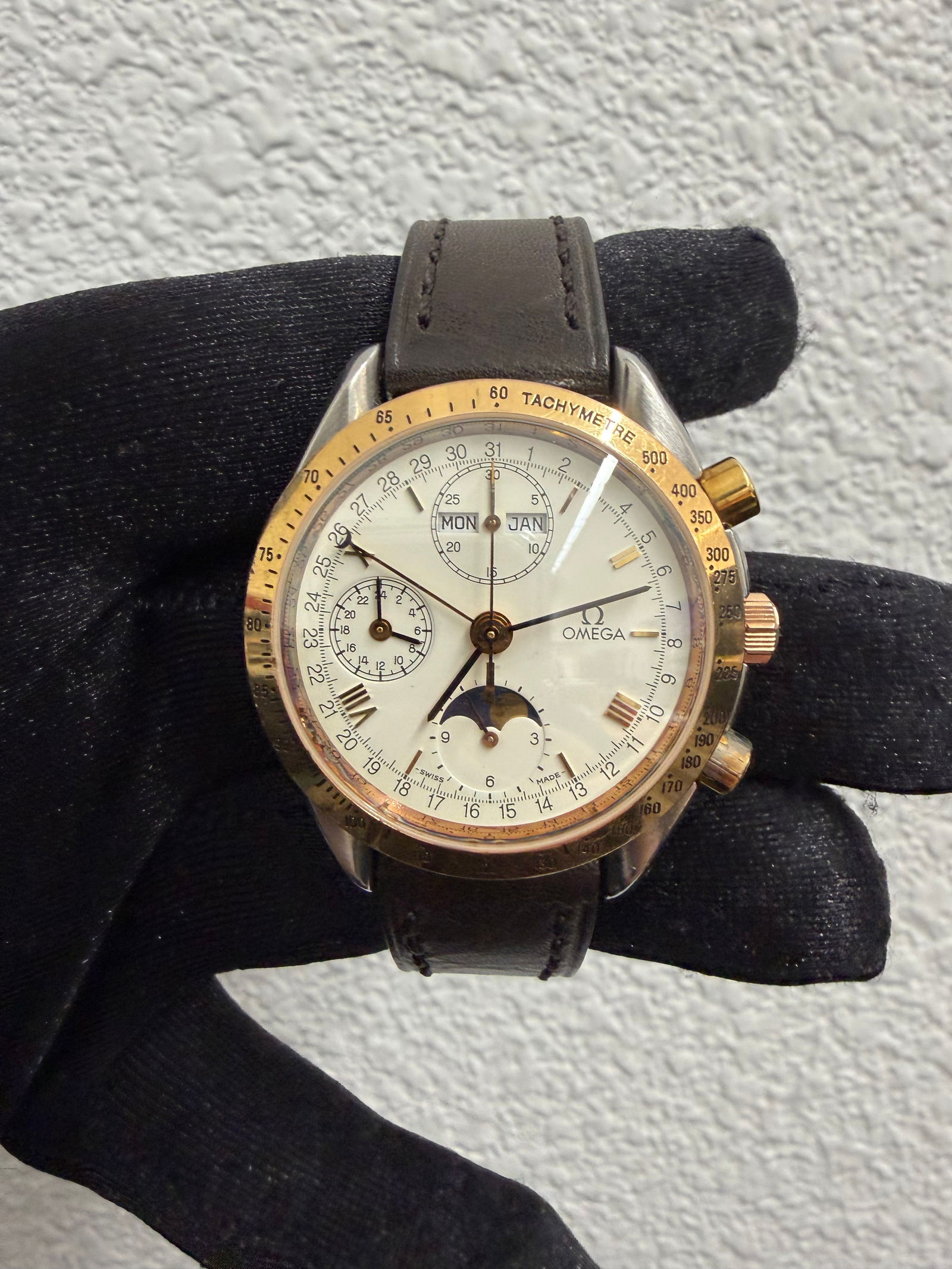 Speedmaster Reference 3336.20 White Dial Leather Strap Men's Watch: Speedmaster Reference 3336.20 White Dial Leather Strap Men's Watch This Omega Speedmaster features a refined white dial paired with a smooth bezel and is presented on a generic leather bracelet. Desig