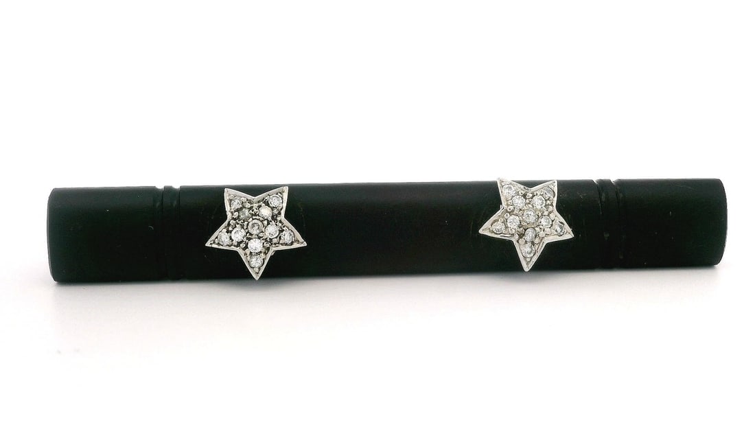 14k White Gold Carved Black Onyx Diamond Star Brooch Pin: 14k White Gold Carved Black Onyx Diamond Star Brooch Pin This exquisite 14k White Gold Long Carved Pierced Black Onyx Bar Pin Brooch features a stunning natural black onyx centerpiece, measuring appro