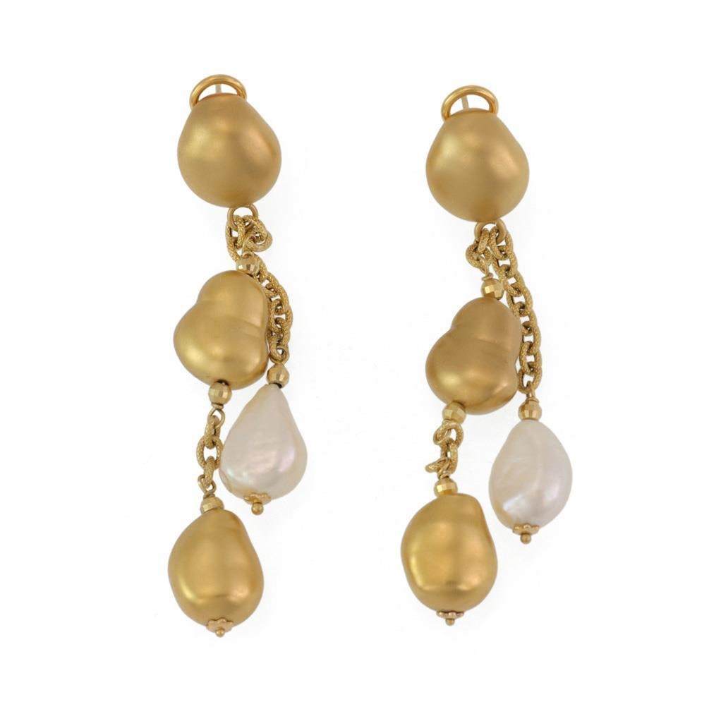 Roberto Coin Nugget Collection 18k Gold Pearl Dangle Earrings: Roberto Coin Nugget Collection 18k Gold Pearl Dangle Earrings Elevate your jewelry collection with this stunning pair of authentic Roberto Coin earrings from the Nugget Collection. These exquisite ear