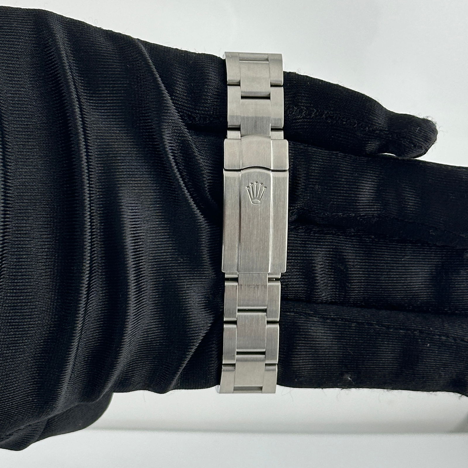 Ladies Oyster Perpetual Watch Ref 177200 With White Dial and Oyster Bracelet: Ladies Oyster Perpetual Watch Ref 177200 With White Dial and Oyster Bracelet This Rolex Oyster Perpetual features a white dial, smooth bezel, and classic Oyster bracelet. Designed for ladies, it is id