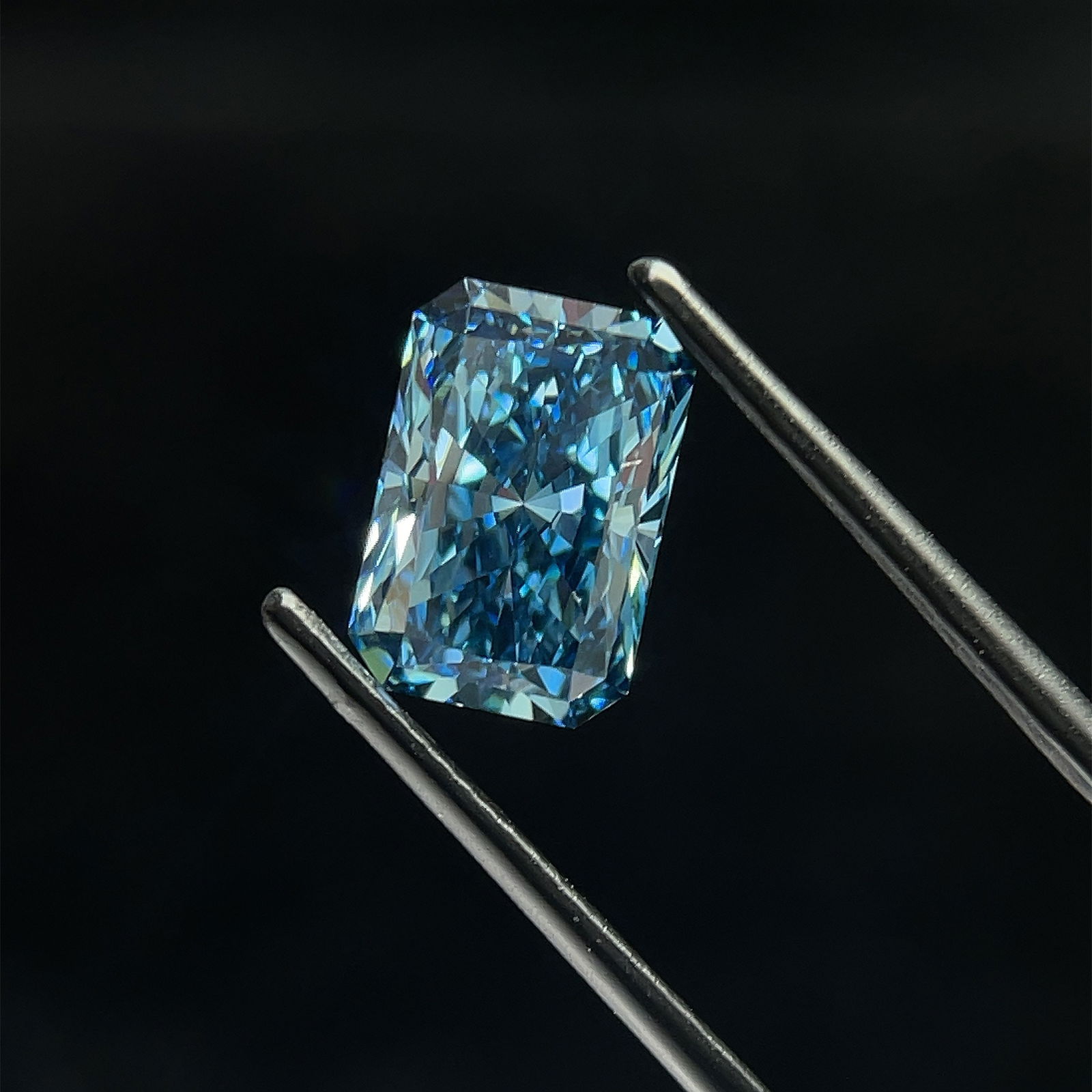 Loose Diamond - RADIANT 3.46ct Blue VS1: Loose Diamond - RADIANT 3.46ct Blue VS1 Source: This is a real non-mined Diamond that has been grown in a lab Shape: RADIANT Carats: 3.46 Color: Blue Certification: NONE The Diamond Depot Guarantee: A