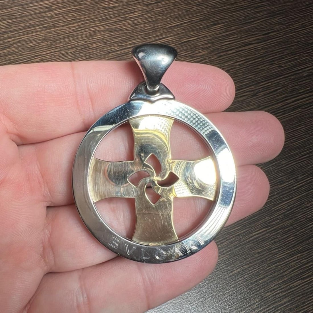 BVLGARI Tondo 18K Gold Stainless Steel Cross Pendant 2.25 inches: BVLGARI Tondo 18K Gold Stainless Steel Cross Pendant 2.25 inches This exquisite BVLGARI "Tondo" Cross Pendant is crafted from 18K yellow gold and stainless steel, combining luxury with durability. Wei