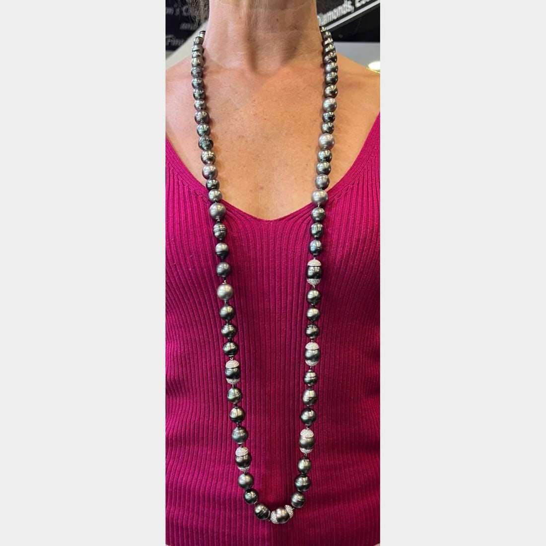 18K White Gold South Sea Pearl Diamond Necklace 7.00 Ct 45 Inches: 18K White Gold South Sea Pearl Diamond Necklace 7.00 Ct 45 Inches Discover elegance with this exquisite 18K White Gold South Sea Pearl and Diamond Necklace. This stunning piece weighs 216.4 grams and