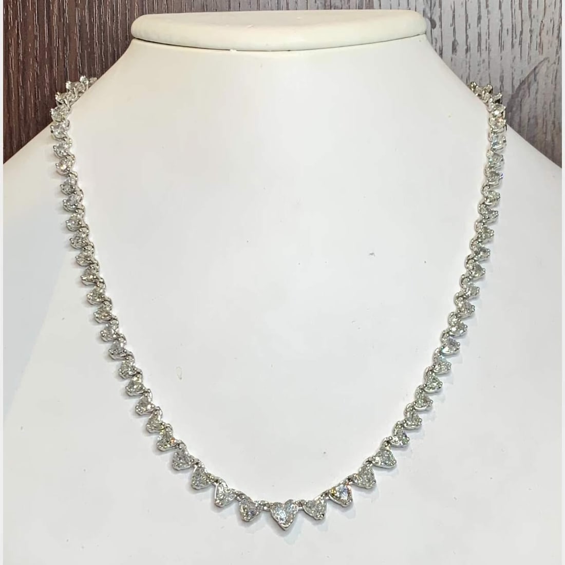 Platinum Necklace with 73 Heart-Shaped Diamonds 29.50 Ct E-G VS1-SI1 (1 of 3)