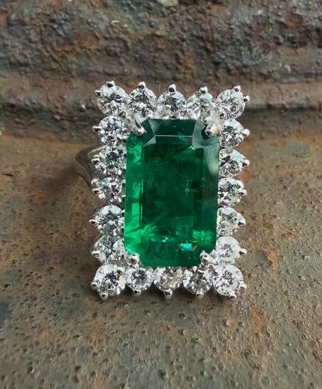14k White Gold AGL Certified 6.9ct Emerald Diamond Halo Cocktail Ring: 14k White Gold AGL Certified 6.9ct Emerald Diamond Halo Cocktail Ring This exquisite cocktail ring showcases a stunning elongated rectangular emerald, boasting a rich green hue and weighing 5.20ct, ce