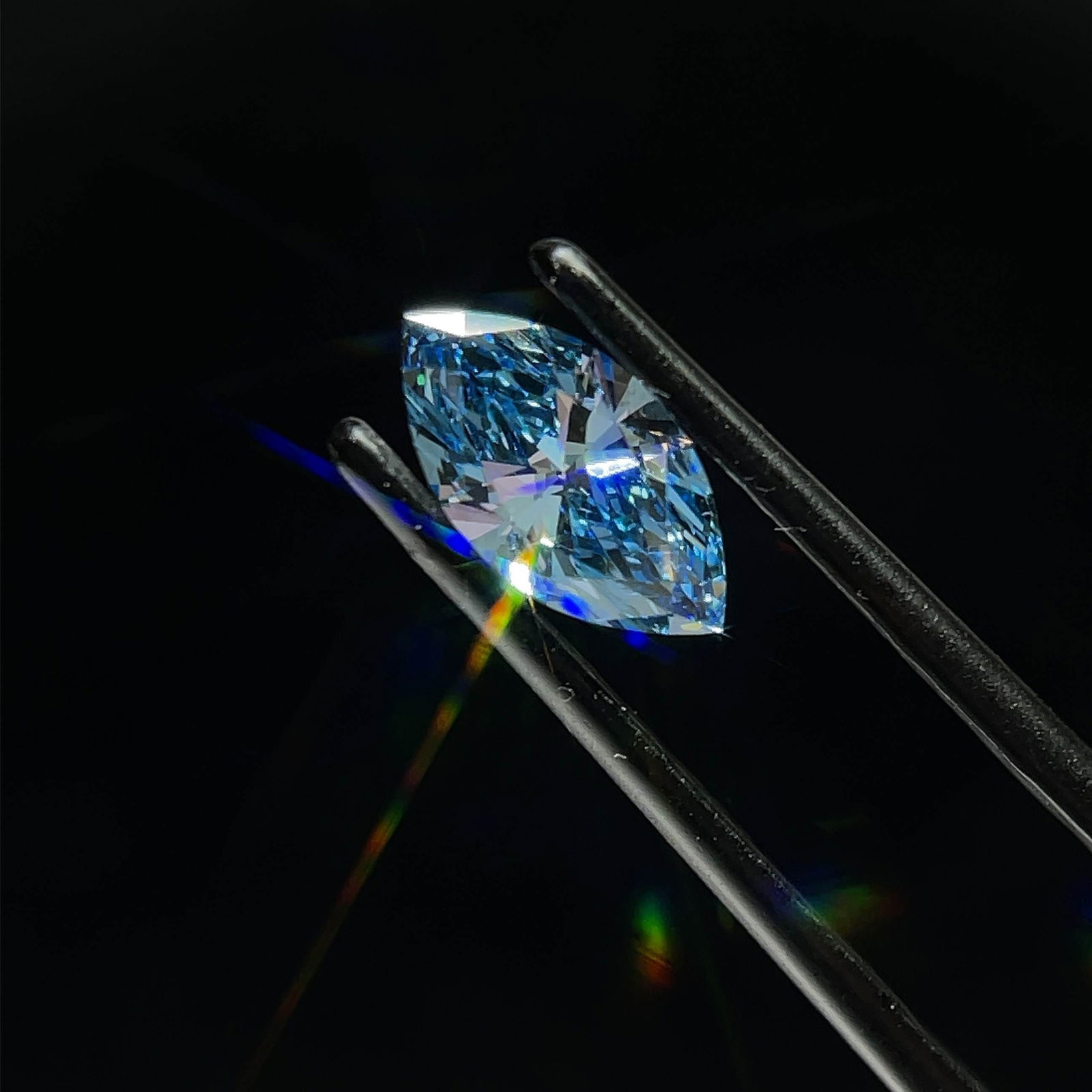Loose Diamond - MARQUISE 0.9ct Fancy Vivid Blue VVS2: Loose Diamond - MARQUISE 0.9ct Fancy Vivid Blue VVS2 Source: This is a real non-mined Diamond that has been grown in a lab Shape: MARQUISE Carats: 0.9 Color: Fancy Vivid Blue Certification: IGI Video: