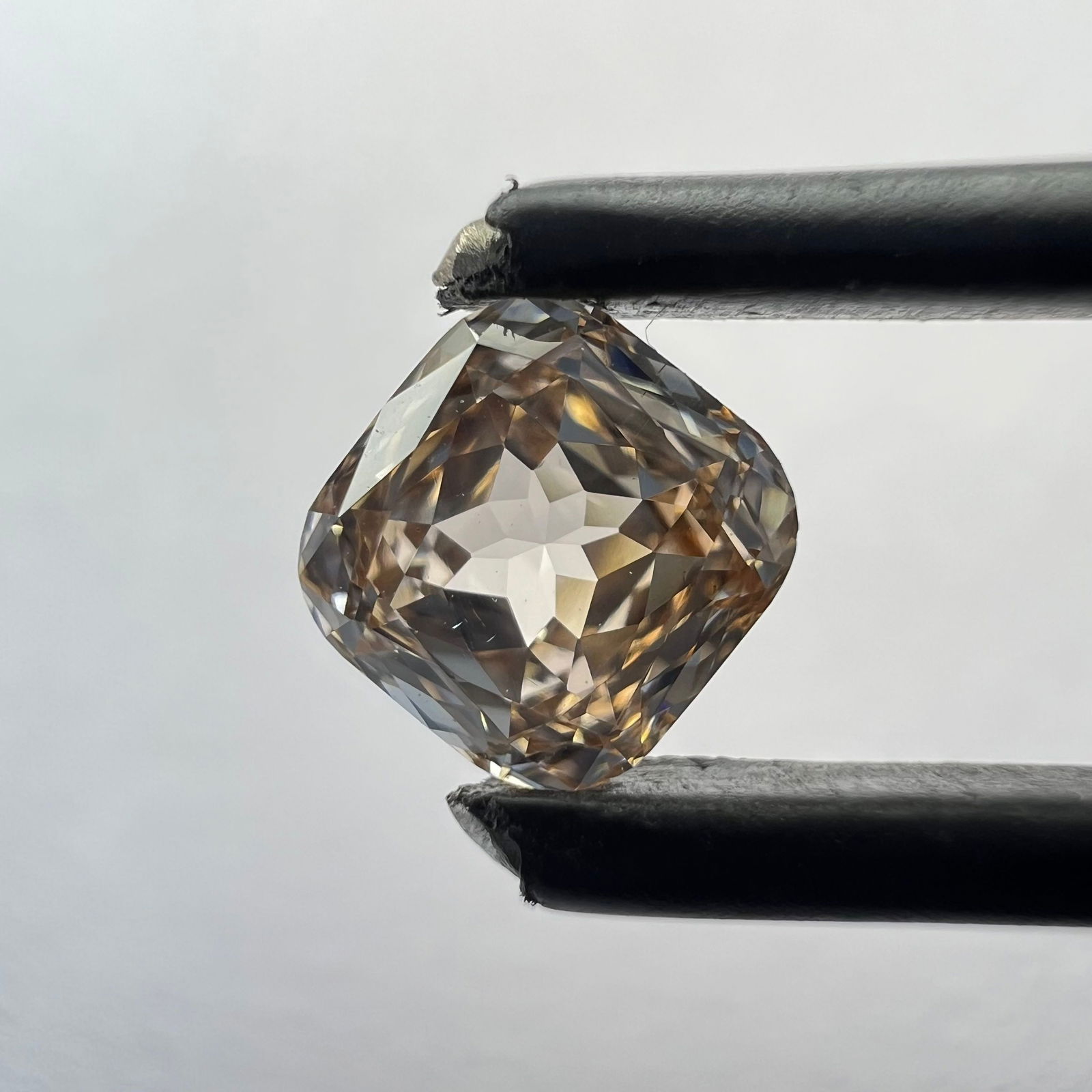 Loose Diamond - CUSHION BRILLIANT 0.64ct Orange VS1: Loose Diamond - CUSHION BRILLIANT 0.64ct Orange VS1 Source: This is a real non-mined Diamond that has been grown in a lab Shape: CUSHION BRILLIANT Carats: 0.64 Color: Orange Certification: NONE The Di