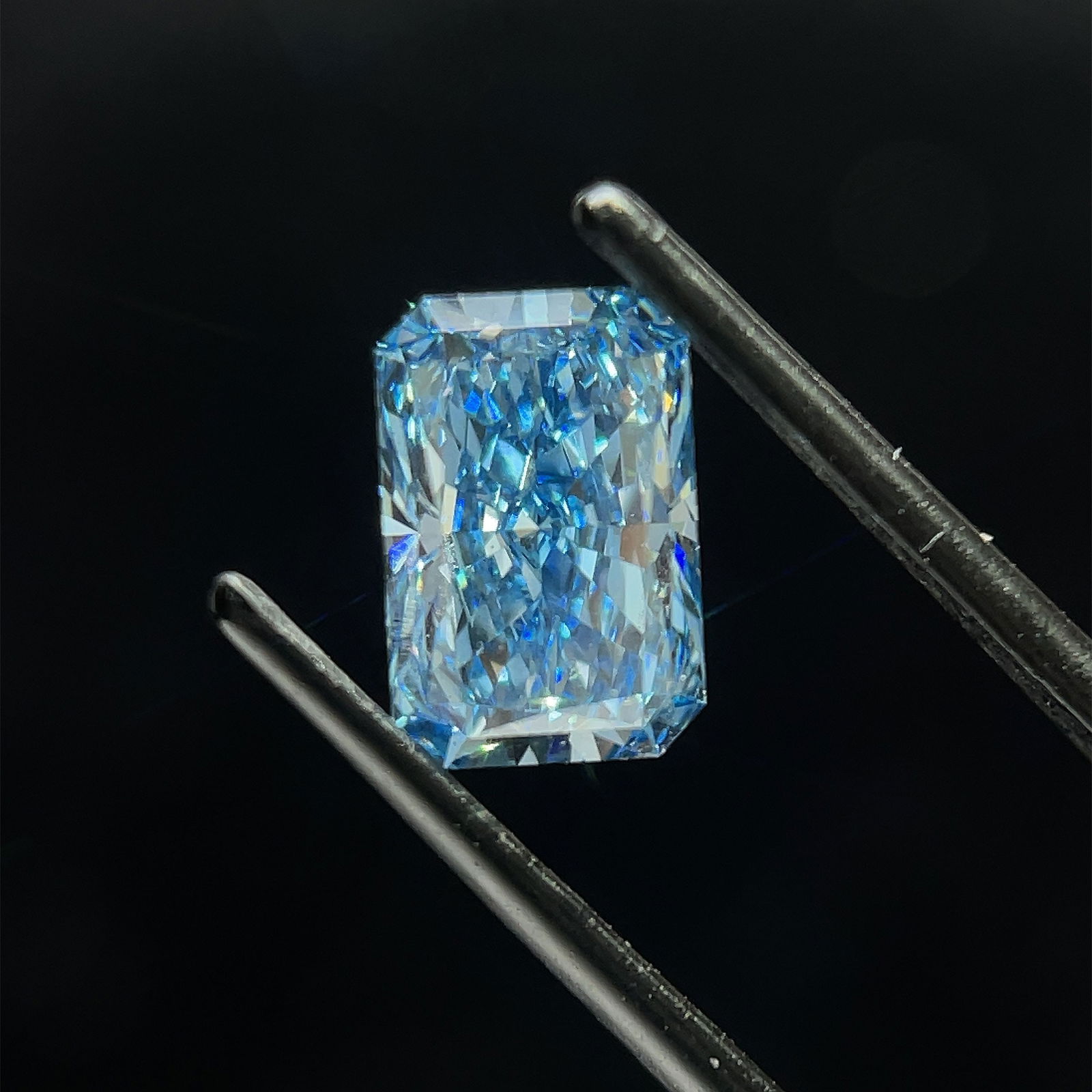 Loose Diamond - RADIANT 2.09ct Fancy Vivid Blue VS2: Loose Diamond - RADIANT 2.09ct Fancy Vivid Blue VS2 Source: This is a real non-mined Diamond that has been grown in a lab Shape: RADIANT Carats: 2.09 Color: Fancy Vivid Blue Certification: IGI Video: