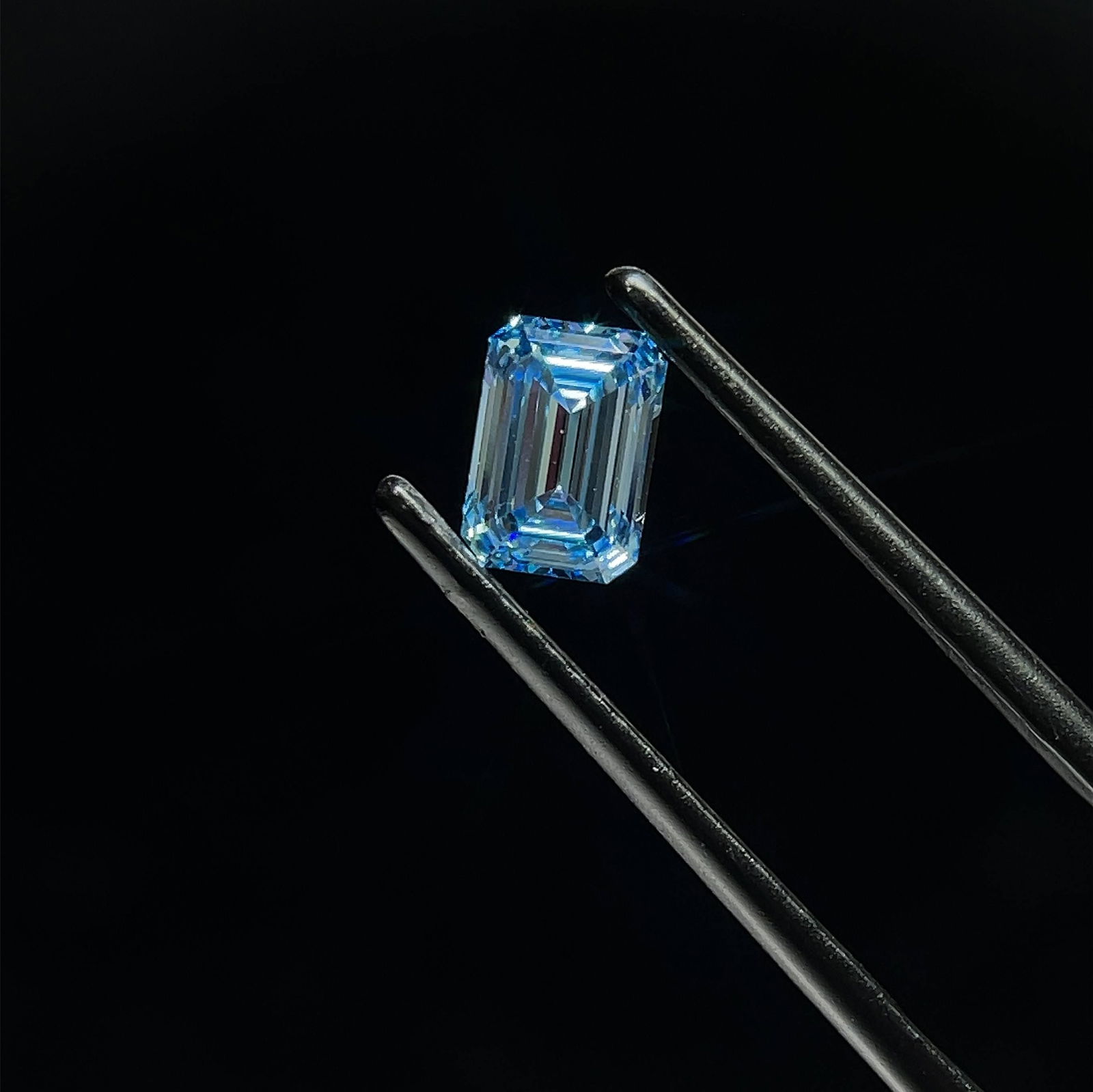 Loose Diamond - EMERALD 0.87ct Fancy Vivid Blue VS1: Loose Diamond - EMERALD 0.87ct Fancy Vivid Blue VS1 Source: This is a real non-mined Diamond that has been grown in a lab Shape: EMERALD Carats: 0.87 Color: Fancy Vivid Blue Certification: IGI Video: