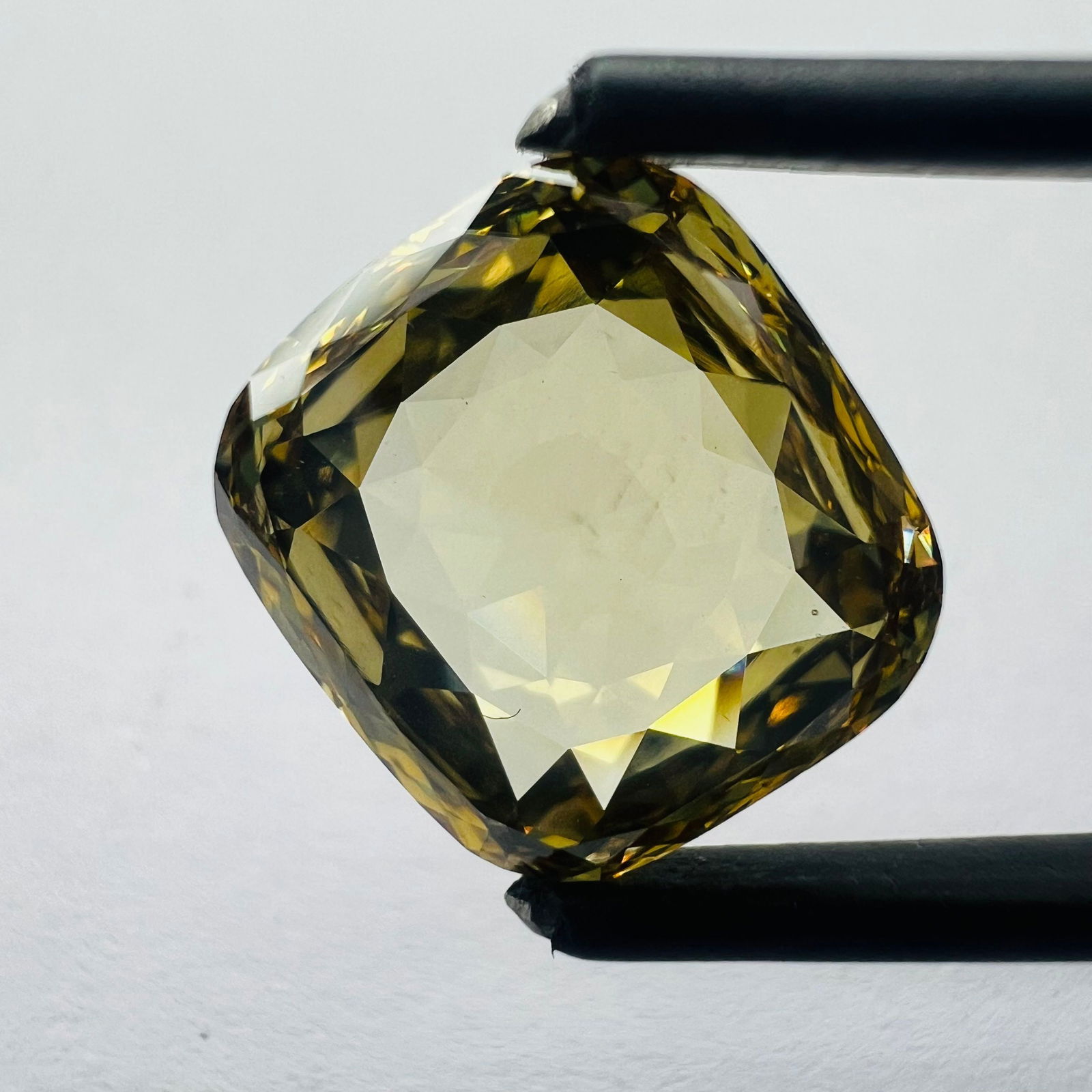 Loose Diamond - CUSHION BRILLIANT 4.16ct Yellow VS1: Loose Diamond - CUSHION BRILLIANT 4.16ct Yellow VS1 Source: This is a real non-mined Diamond that has been grown in a lab Shape: CUSHION BRILLIANT Carats: 4.16 Color: Yellow Certification: NONE The Di