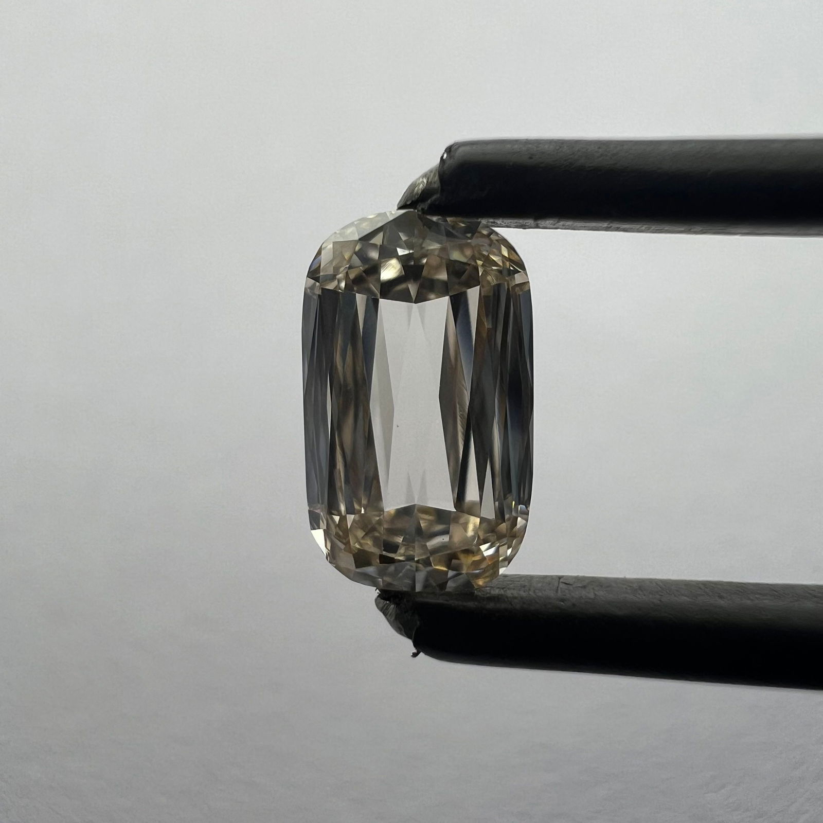 Loose Diamond - CUSHION BRILLIANT 0.84ct Brown VS1: Loose Diamond - CUSHION BRILLIANT 0.84ct Brown VS1 Source: This is a real non-mined Diamond that has been grown in a lab Shape: CUSHION BRILLIANT Carats: 0.84 Color: Brown Certification: NONE The Diam