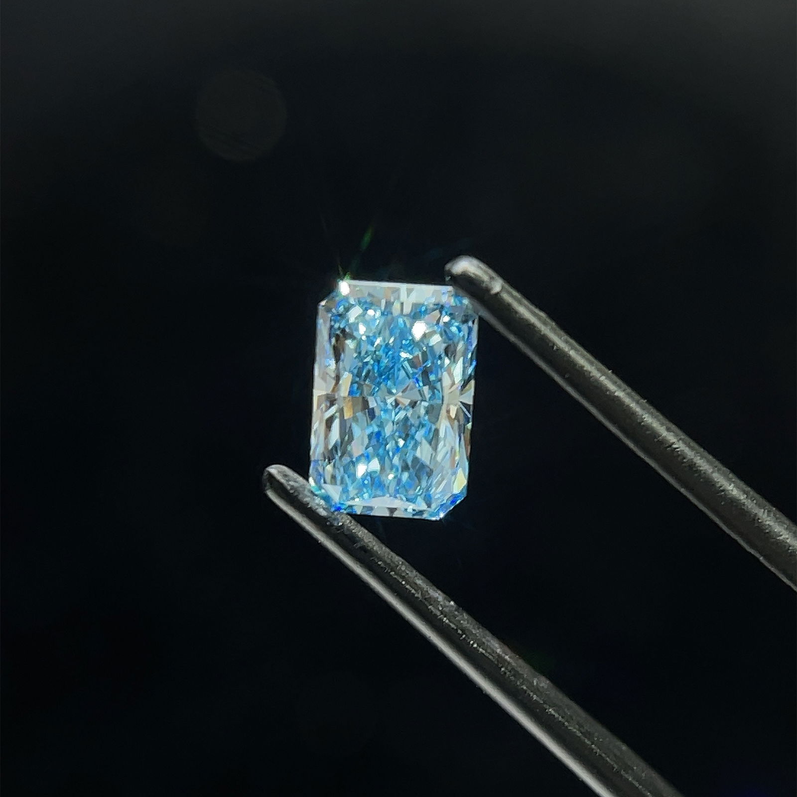 Loose Diamond - RADIANT 1.13ct Fancy Vivid Blue VS1: Loose Diamond - RADIANT 1.13ct Fancy Vivid Blue VS1 Source: This is a real non-mined Diamond that has been grown in a lab Shape: RADIANT Carats: 1.13 Color: Fancy Vivid Blue Certification: IGI Video: