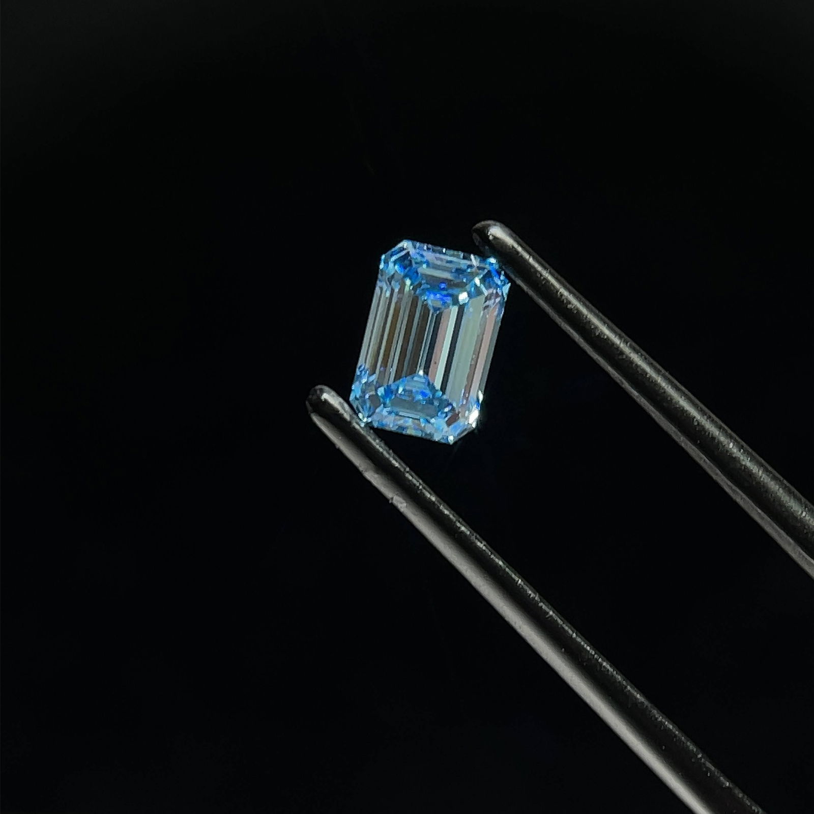 Loose Diamond - EMERALD 0.8ct Fancy Vivid Blue VS1: Loose Diamond - EMERALD 0.8ct Fancy Vivid Blue VS1 Source: This is a real non-mined Diamond that has been grown in a lab Shape: EMERALD Carats: 0.8 Color: Fancy Vivid Blue Certification: IGI Video: