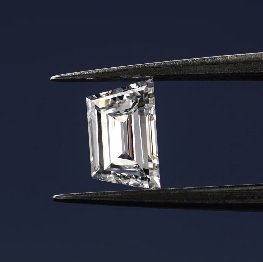 Loose Diamond - TRAPEZOID 0.19ct E VS1: Loose Diamond - TRAPEZOID 0.19ct E VS1 Source: This is a real non-mined Diamond that has been grown in a lab Shape: TRAPEZOID Carats: 0.19 Color: E Clarity: VS1 Certification: NONE Video: