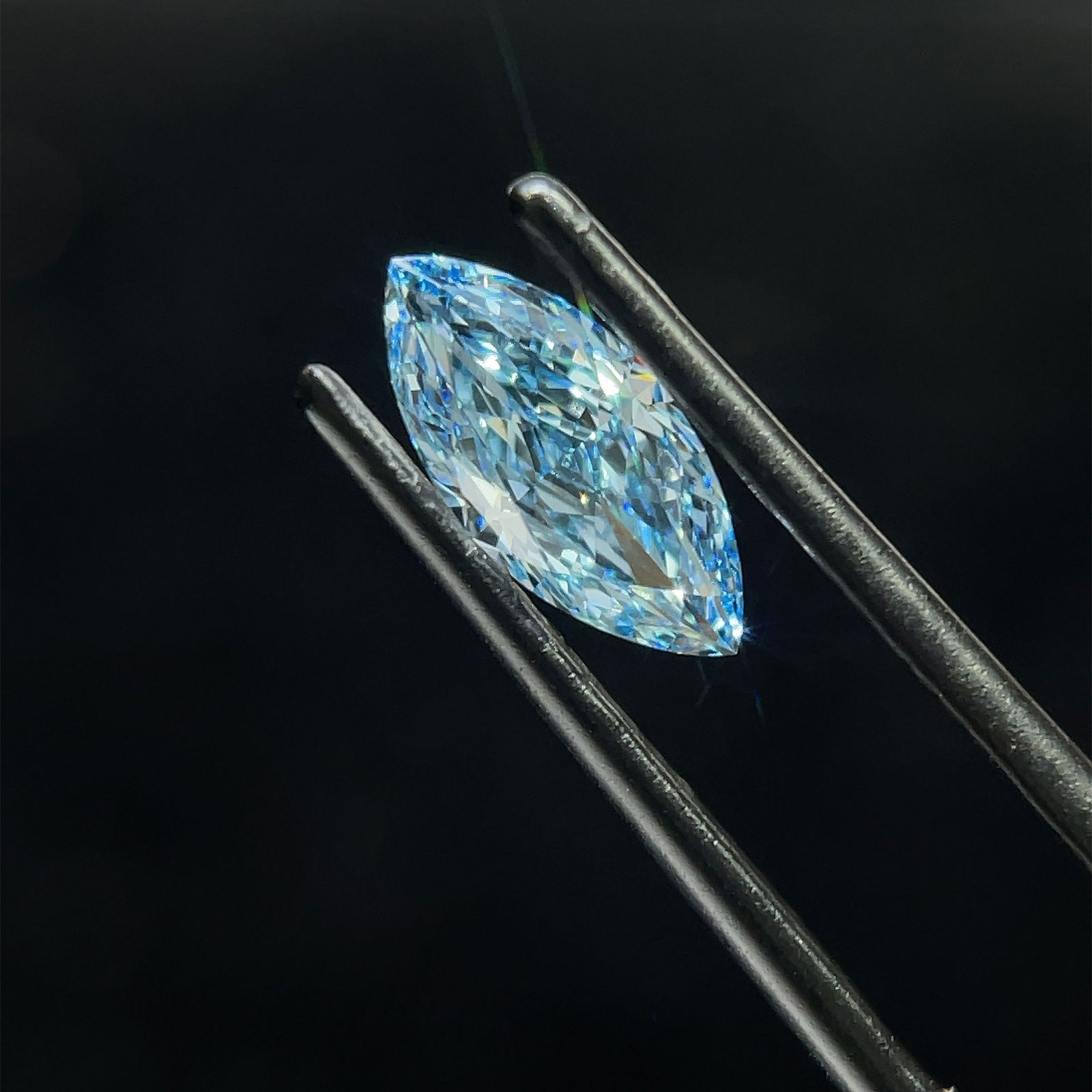 Loose Diamond - MARQUISE 1.09ct Fancy Vivid Blue VS2: Loose Diamond - MARQUISE 1.09ct Fancy Vivid Blue VS2 Source: This is a real non-mined Diamond that has been grown in a lab Shape: MARQUISE Carats: 1.09 Color: Fancy Vivid Blue Certification: IGI The D