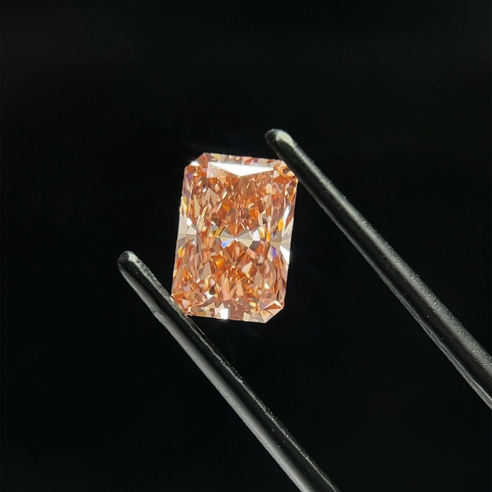 Loose Diamond - RADIANT 1.55ct Pink VS1: Loose Diamond - RADIANT 1.55ct Pink VS1 Source: This is a real non-mined Diamond that has been grown in a lab Shape: RADIANT Carats: 1.55 Color: Pink Certification: NONE The Diamond Depot Guarantee: A