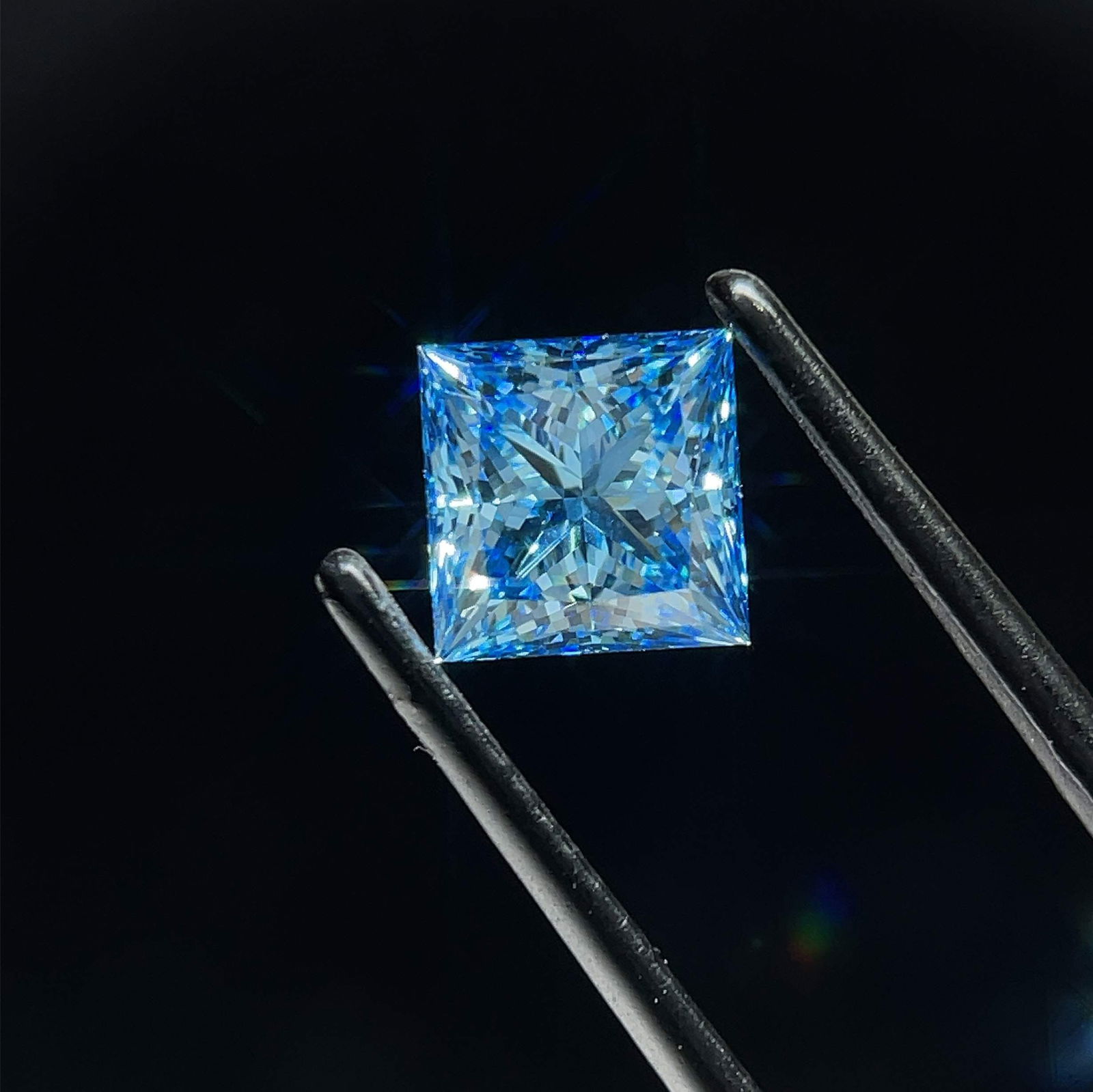 Loose Diamond - PRINCESS 1.57ct Fancy Vivid Blue VS1: Loose Diamond - PRINCESS 1.57ct Fancy Vivid Blue VS1 Source: This is a real non-mined Diamond that has been grown in a lab Shape: PRINCESS Carats: 1.57 Color: Fancy Vivid Blue Certification: IGI Video