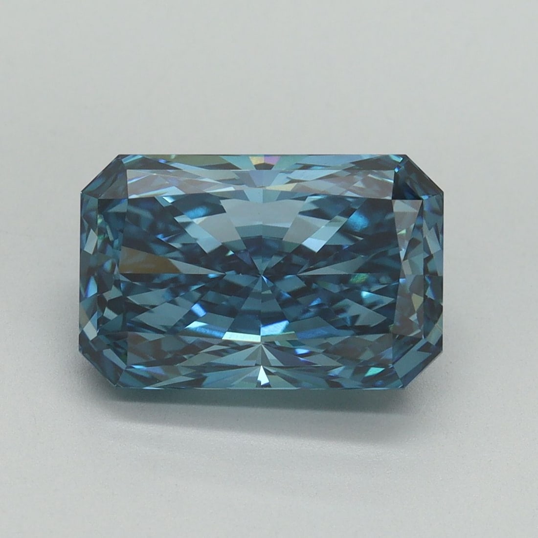 Loose Diamond - RADIANT 4.04ct Fancy Vivid Blue VS1: Loose Diamond - RADIANT 4.04ct Fancy Vivid Blue VS1 Source: This is a real non-mined Diamond that has been grown in a lab Shape: RADIANT Carats: 4.04 Color: Fancy Vivid Blue Certification: IGI Video: