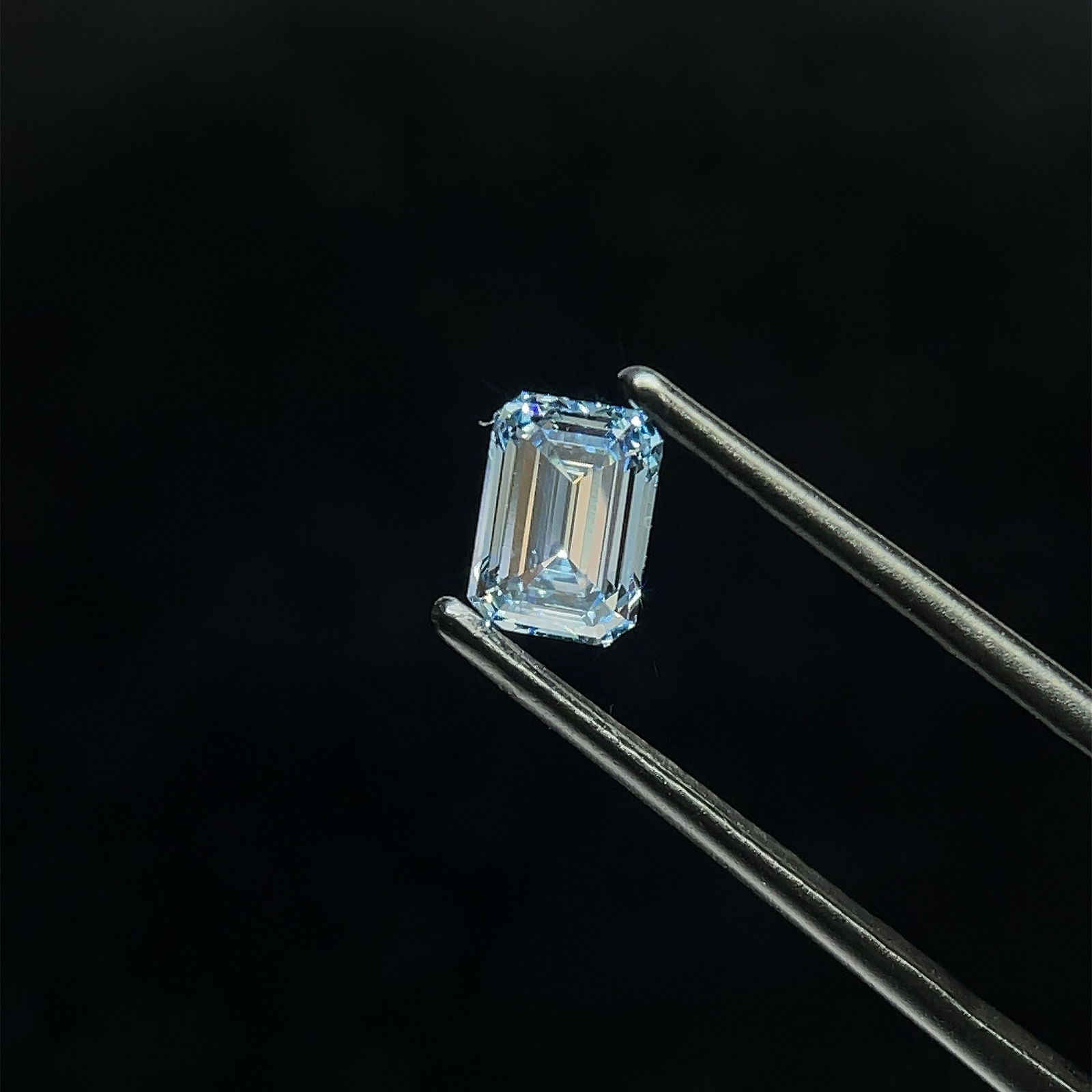Loose Diamond - EMERALD 1.09ct Blue VS1: Loose Diamond - EMERALD 1.09ct Blue VS1 Source: This is a real non-mined Diamond that has been grown in a lab Shape: EMERALD Carats: 1.09 Color: Blue Certification: NONE The Diamond Depot Guarantee: A