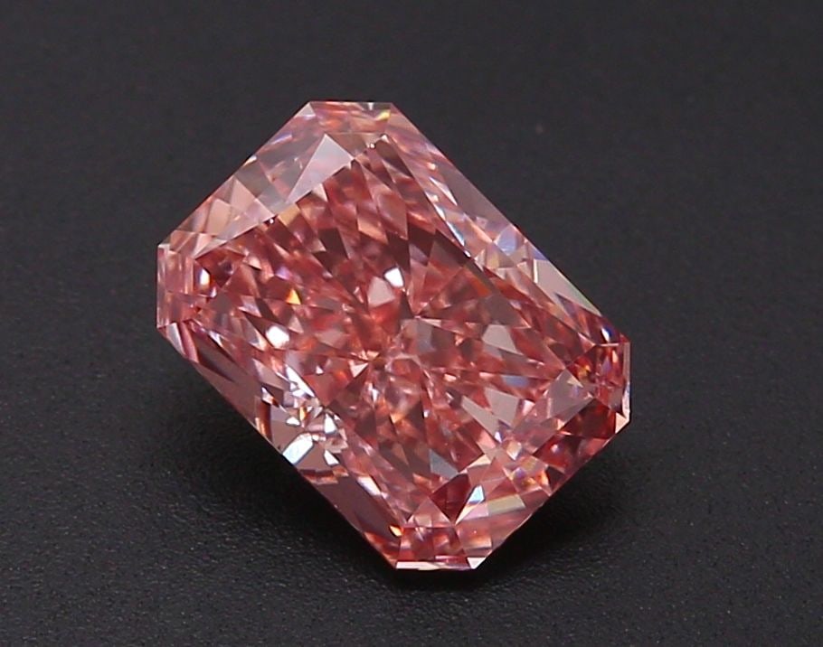 Loose Diamond - RADIANT 2.01ct Fancy Vivid Pink VVS2: Loose Diamond - RADIANT 2.01ct Fancy Vivid Pink VVS2 Source: This is a real non-mined Diamond that has been grown in a lab Shape: RADIANT Carats: 2.01 Color: Fancy Vivid Pink Certification: IGI Video: