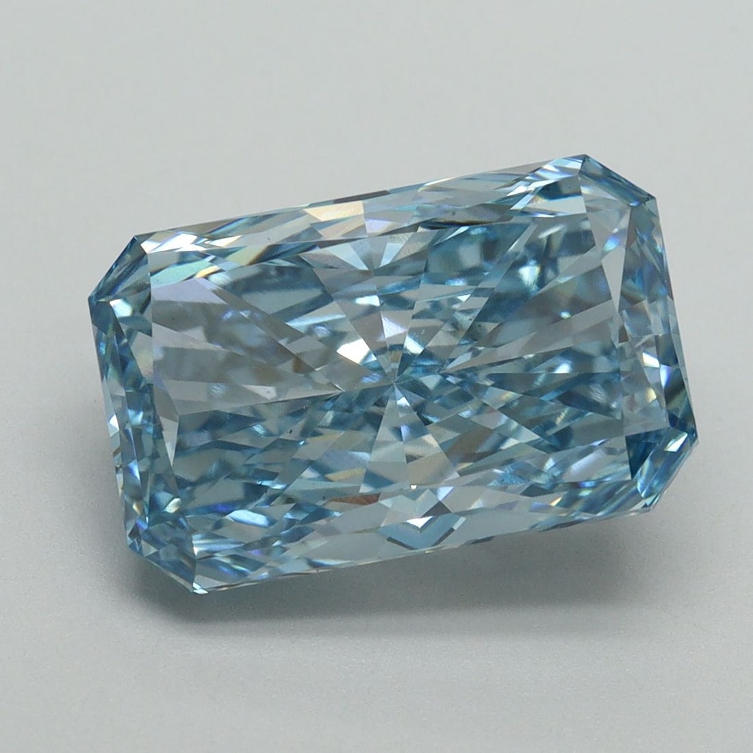 Loose Diamond - RADIANT 5.37ct Fancy Vivid Blue VS1: Loose Diamond - RADIANT 5.37ct Fancy Vivid Blue VS1 Source: This is a real non-mined Diamond that has been grown in a lab Shape: RADIANT Carats: 5.37 Color: Fancy Vivid Blue Certification: IGI Video: