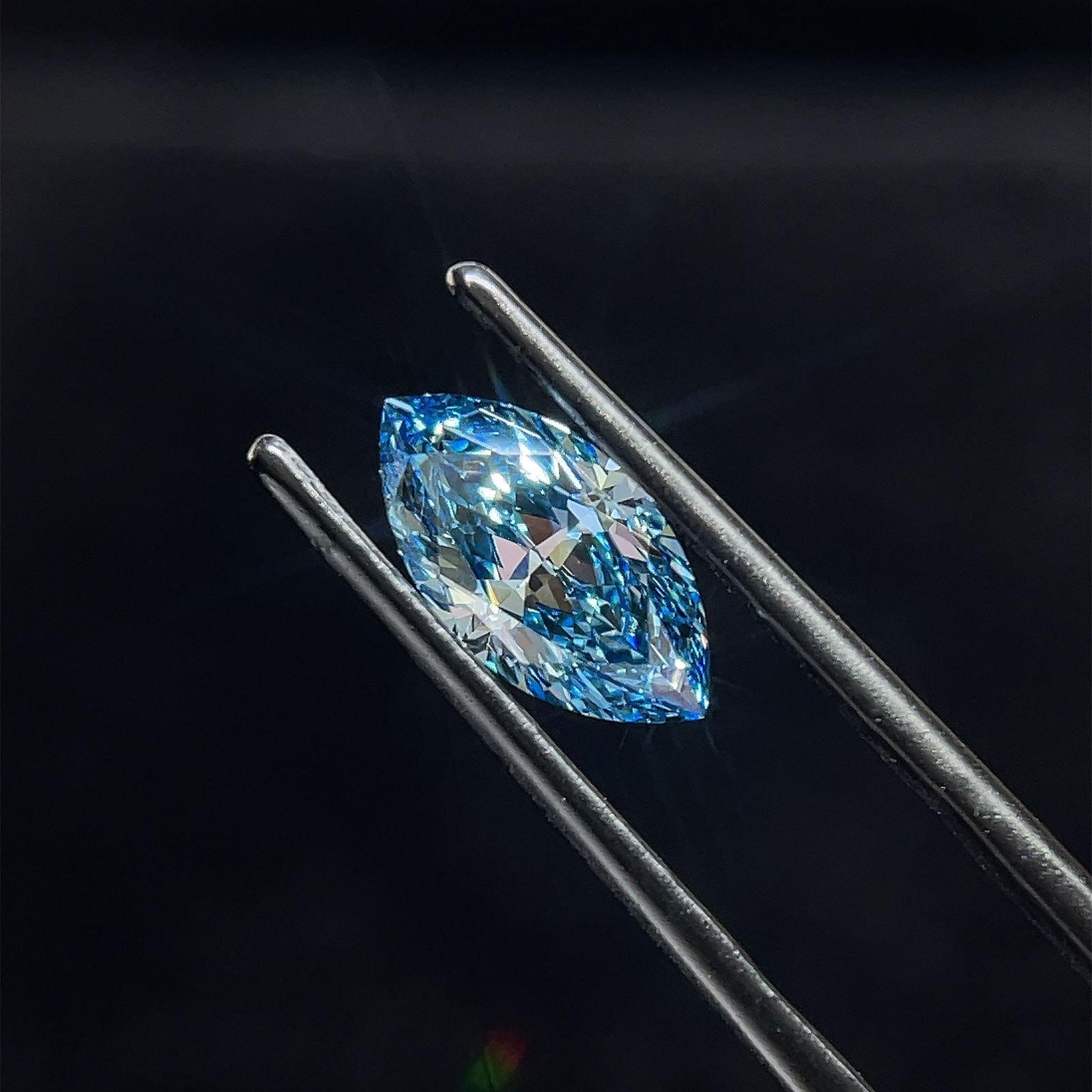 Loose Diamond - MARQUISE 1.81ct Blue VS2: Loose Diamond - MARQUISE 1.81ct Blue VS2 Source: This is a real non-mined Diamond that has been grown in a lab Shape: MARQUISE Carats: 1.81 Color: Blue Certification: NONE The Diamond Depot Guarantee: