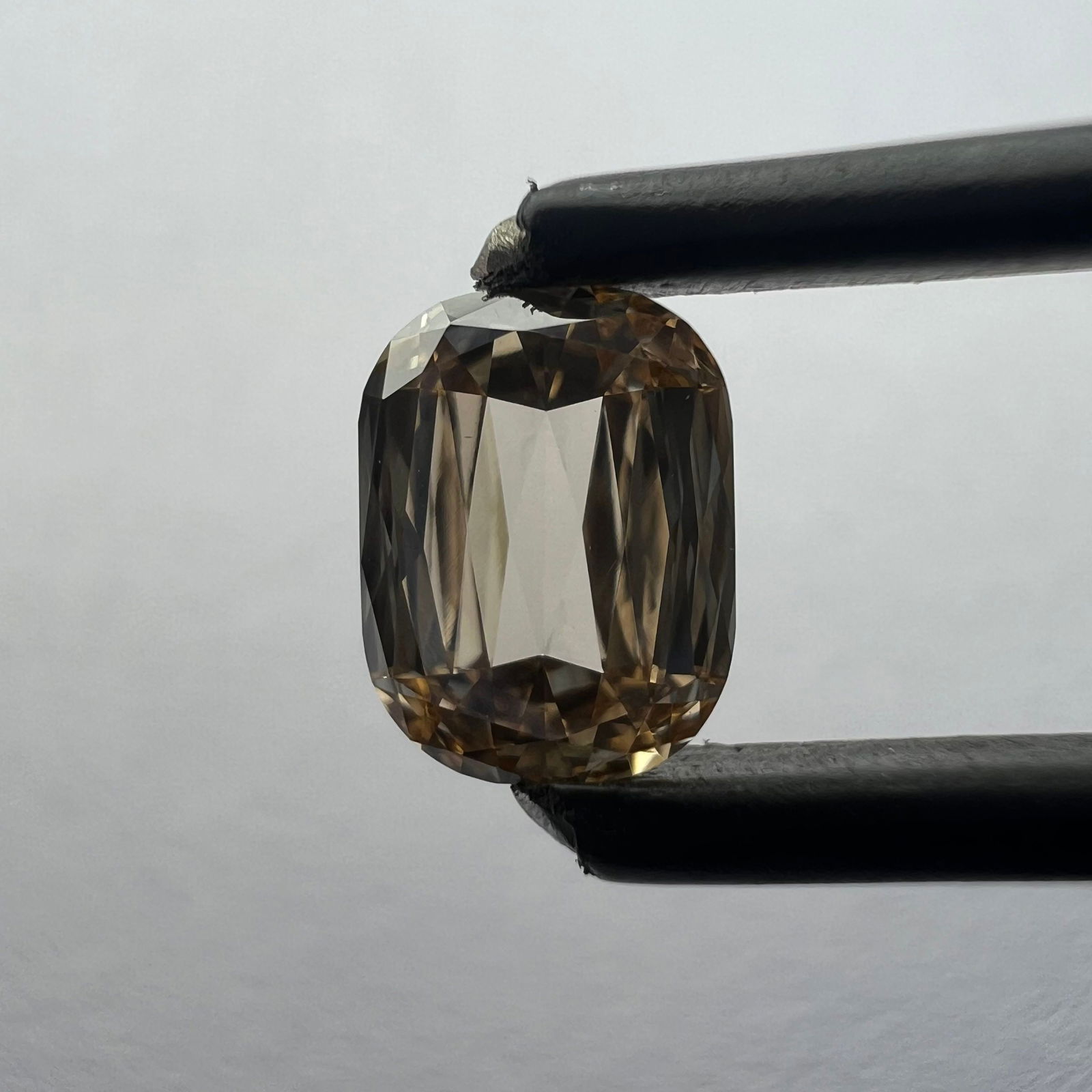 Loose Diamond - CUSHION BRILLIANT 0.77ct Orange VS2: Loose Diamond - CUSHION BRILLIANT 0.77ct Orange VS2 Source: This is a real non-mined Diamond that has been grown in a lab Shape: CUSHION BRILLIANT Carats: 0.77 Color: Orange Certification: NONE The Di