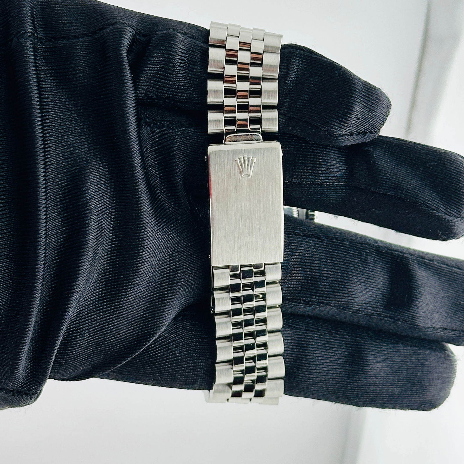 Datejust Ref 16220 Mens Watch Blue Diamond Dial Jubilee Bracelet: Datejust Ref 16220 Mens Watch Blue Diamond Dial Jubilee Bracelet This is a men's Rolex Datejust wristwatch featuring an aftermarket blue diamond dial. The watch comes with an engine turned bezel and i