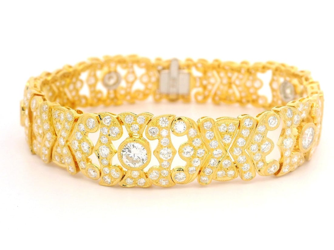18k Yellow Gold 7.73ctw VVS E Pave Diamond Strap Bracelet: 18k Yellow Gold 7.73ctw VVS E Pave Diamond Strap Bracelet This exquisite bracelet features high-quality diamonds set in a stunning 18k yellow gold design. The bracelet showcases a total carat weight o