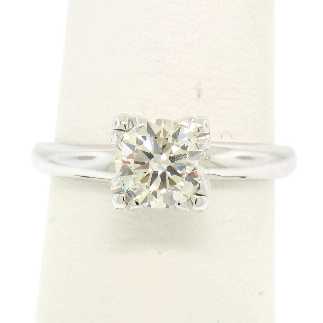 Vintage 14k White Gold Diamond Solitaire Ring 0.83ct VVS2: Vintage 14k White Gold Diamond Solitaire Ring 0.83ct VVS2 This exquisite vintage solitaire ring is crafted from solid 14k white gold, showcasing a stunning 0.83 carat round brilliant cut diamond. The