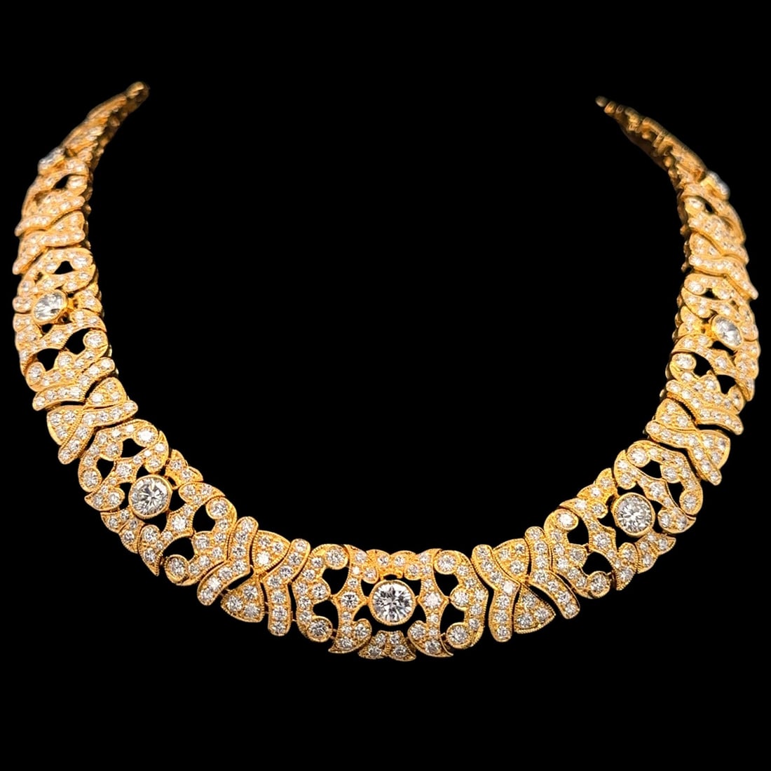 18k Yellow Gold 22.38ctw Diamond Collar Necklace VVS F Clarity: 18k Yellow Gold 22.38ctw Diamond Collar Necklace VVS F Clarity This stunning collar statement necklace is crafted from solid 18k yellow gold and adorned with a total of 22.38 carats of exquisite diamo