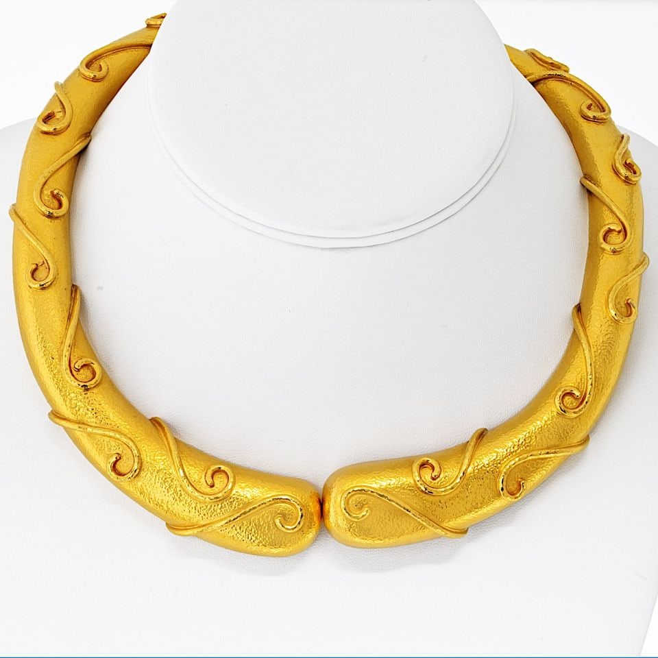 Zolotas 22K Yellow Gold Hammered Scroll Choker Necklace: Zolotas 22K Yellow Gold Hammered Scroll Choker Necklace This exquisite Zolotas 22K yellow gold choker necklace is a true statement piece, showcasing the brand's mastery of ancient Greek-inspired desig