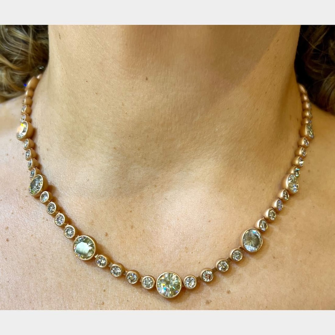ROBERTO COIN 20K Rose Gold 41 Ct Fancy Diamond Necklace: ROBERTO COIN 20K Rose Gold 41 Ct Fancy Diamond Necklace This exquisite ROBERTO COIN necklace features a stunning design crafted from 20K rose gold. It showcases 11 fancy deep grayish greenish brown di