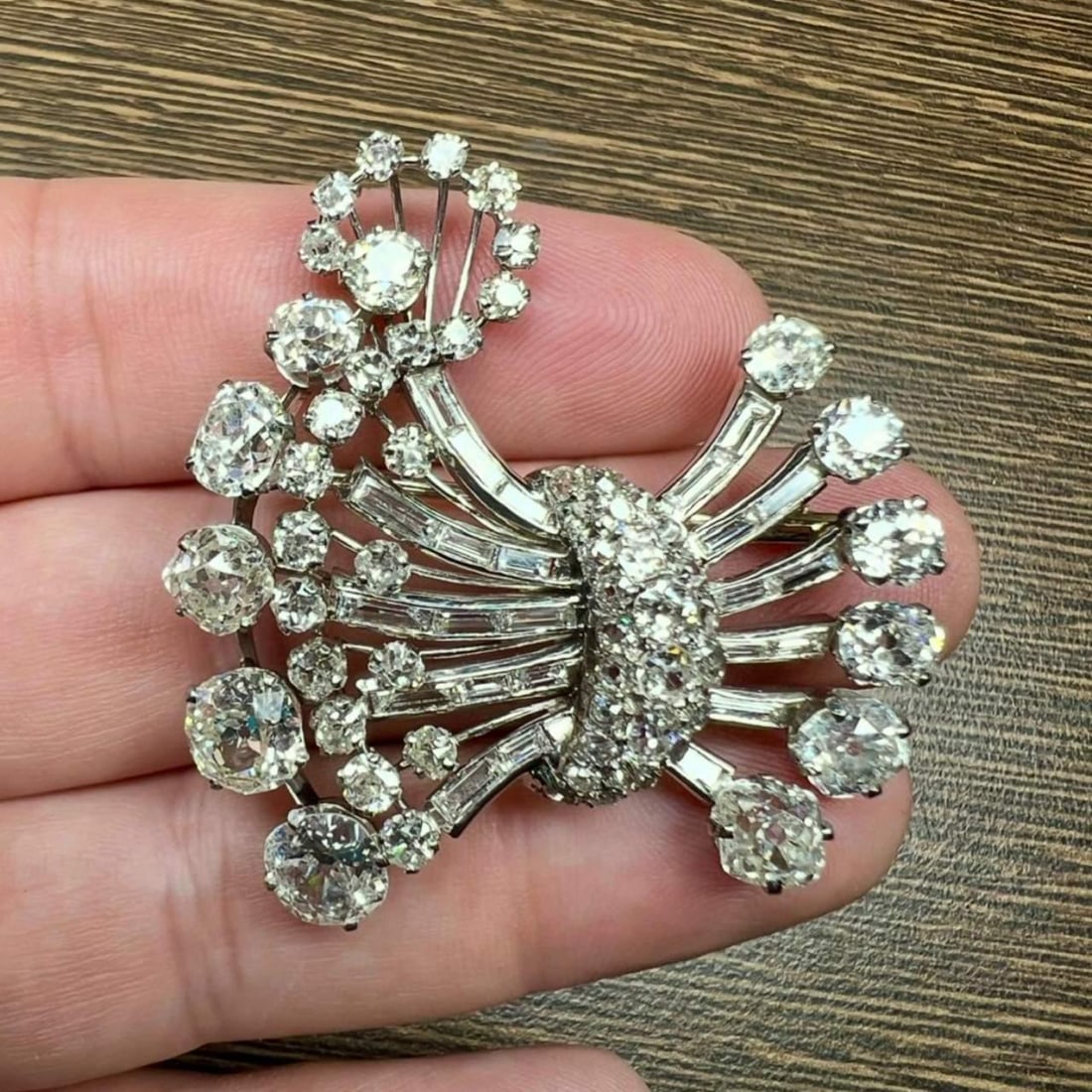 Art Deco Platinum Brooch 20.00 Ct Diamonds G-J VS1-SI1: Art Deco Platinum Brooch 20.00 Ct Diamonds G-J VS1-SI1 This exquisite Art Deco brooch is crafted in platinum and showcases a stunning total diamond weight of 20.00 ct. The piece features 12 diamonds a