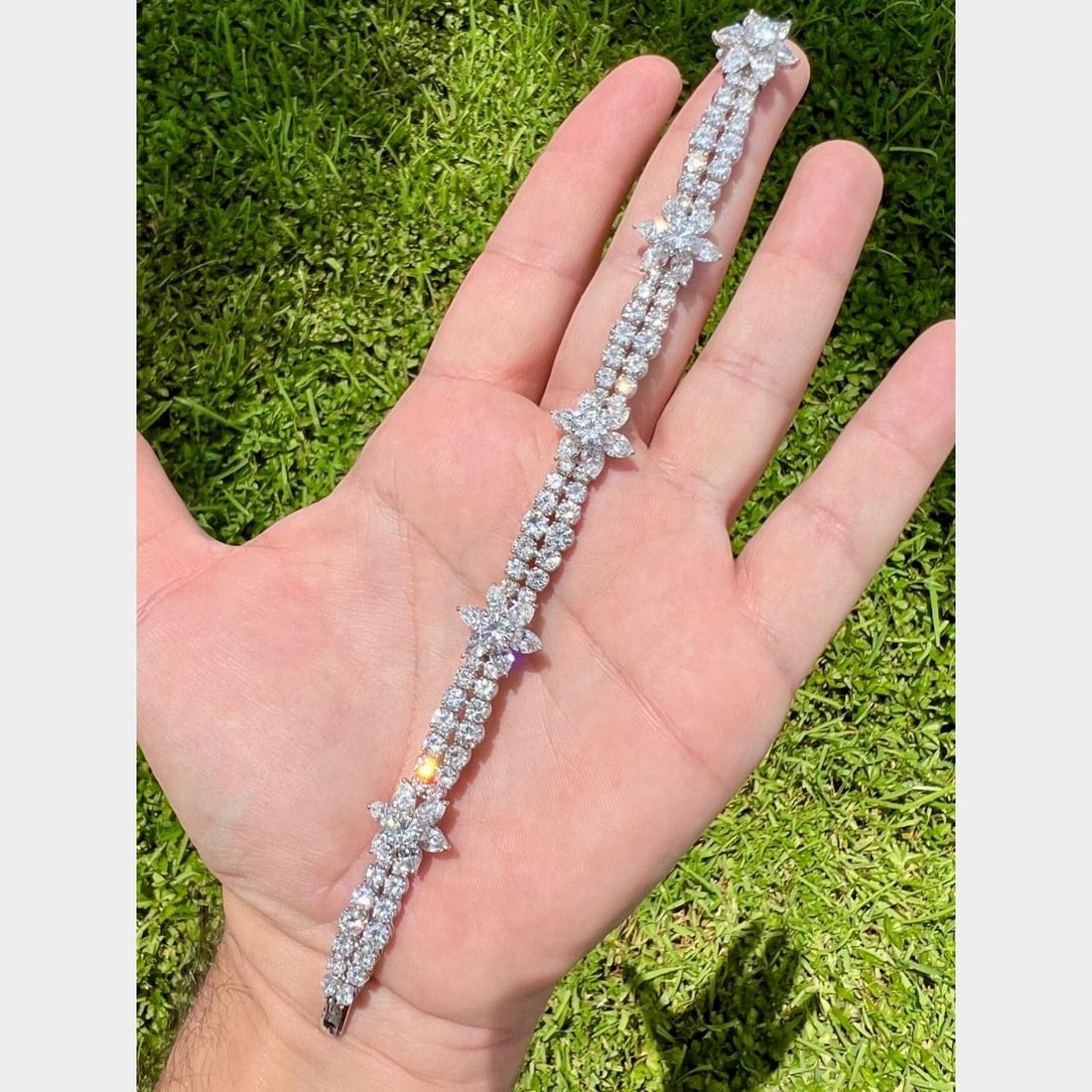 1960s Platinum Diamond Bracelet 26.40 Ct VVS-VS D-F Color: 1960s Platinum Diamond Bracelet 26.40 Ct VVS-VS D-F Color This exquisite 1960's Platinum Diamond Bracelet showcases an impressive total diamond weight of 26.40 carats. Crafted from platinum, the brace