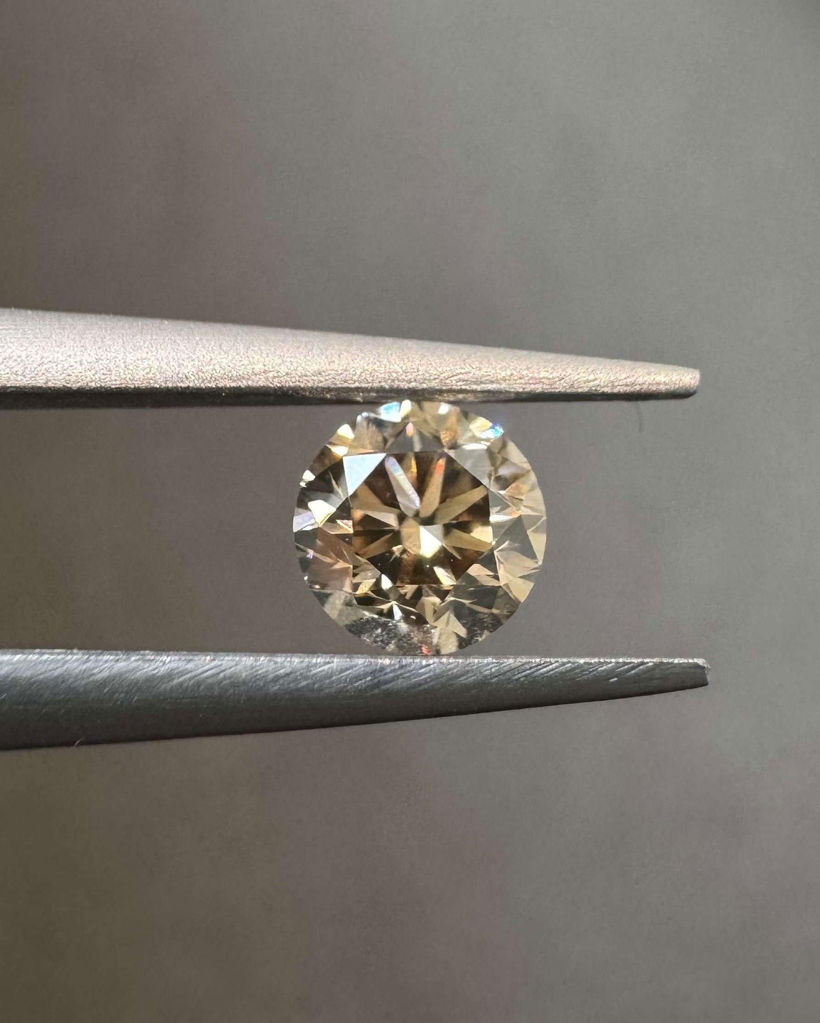 Loose Diamond - ROUND 0.5ct Fancy Intense Yellowish Brown VS1: Loose Diamond - ROUND 0.5ct Fancy Intense Yellowish Brown VS1 Source: Natural Shape: ROUND Carats: 0.5 Color: Fancy Intense Yellowish Brown Certification: HRD Video: