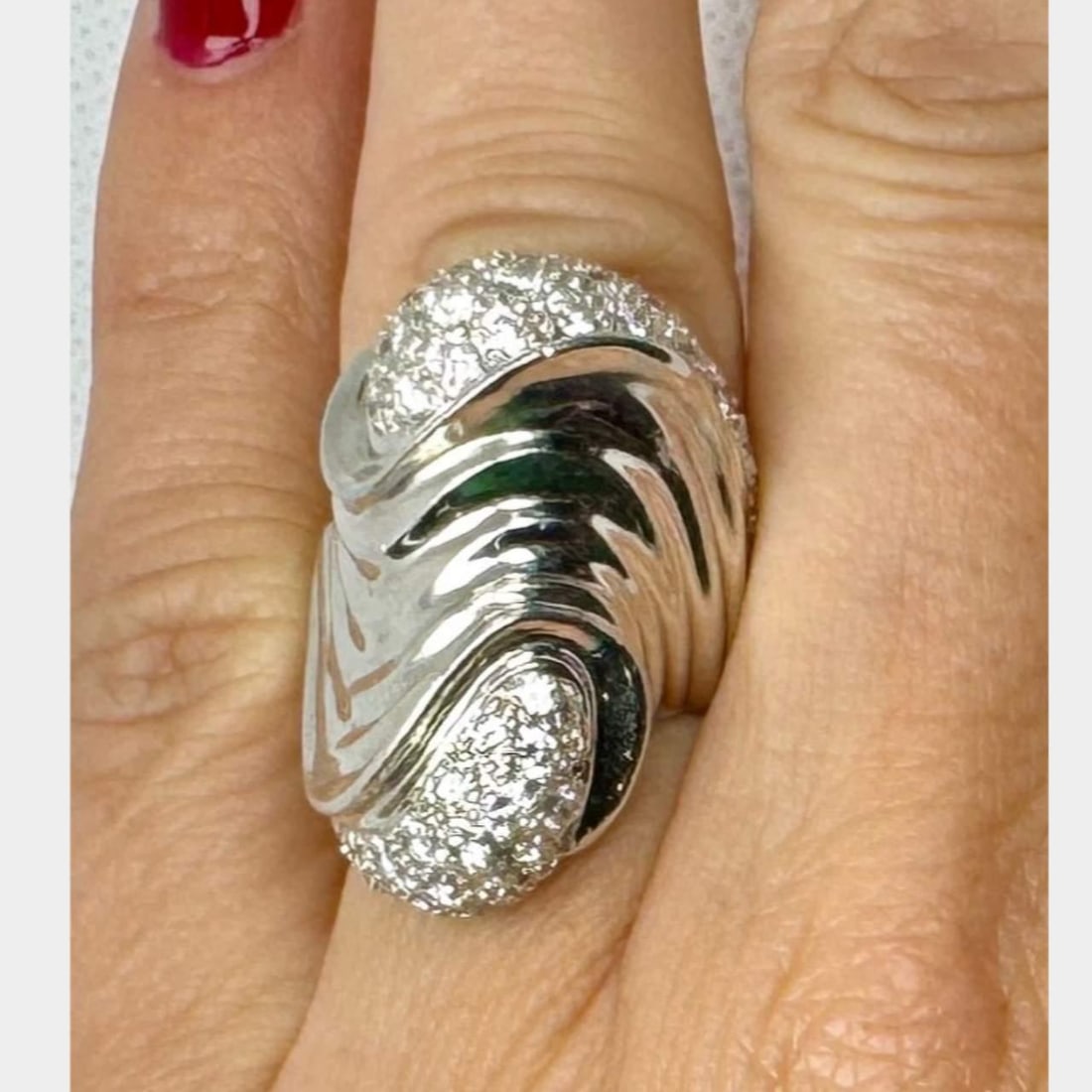 18K White Gold Diamond Ring 54 Stones 2.14 Ct F-G VVS-VS: 18K White Gold Diamond Ring 54 Stones 2.14 Ct F-G VVS-VS This exquisite ring features a stunning design crafted from 18K white gold, weighing 17.9 grams. It is adorned with 54 diamonds totaling 2.14 c