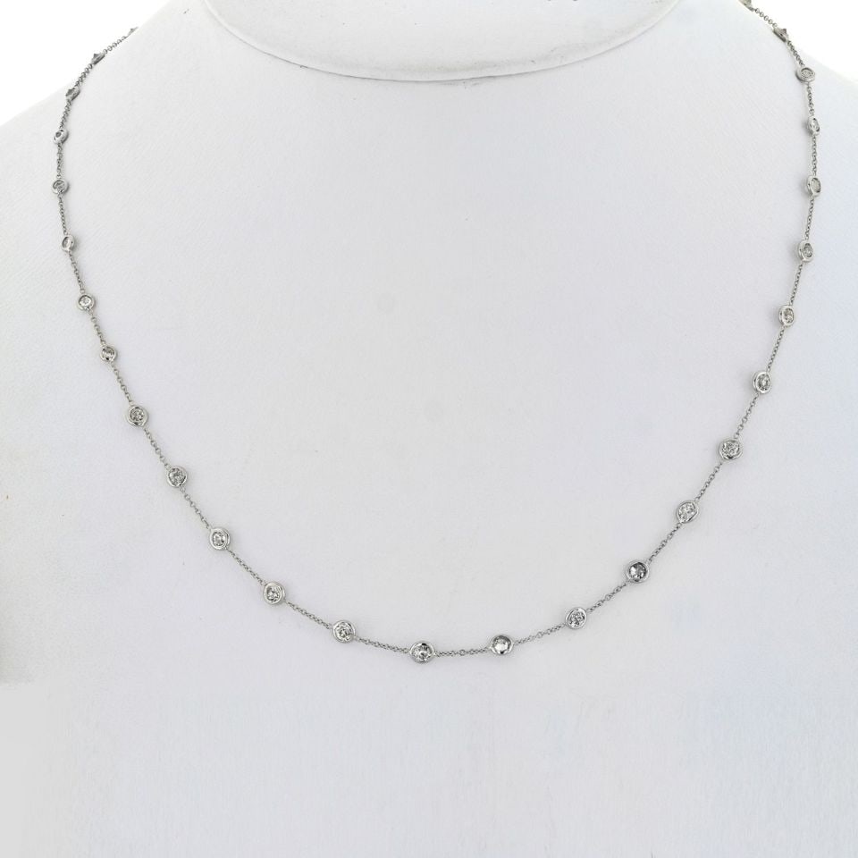 Elegant Platinum Necklace with 3.9 Carats of Diamonds: Elegant Platinum Necklace with 3.9 Carats of Diamonds This exquisite platinum necklace features a sleek design and is crafted from high-quality platinum, weighing 5.3 grams. It is adorned with stunnin