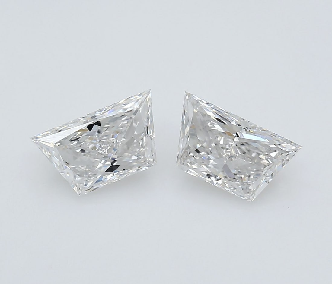 Loose Diamond - TRAPEZOID 2.11ct D VS1: Loose Diamond - TRAPEZOID 2.11ct D VS1 Source: This is a real non-mined Diamond that has been grown in a lab Shape: TRAPEZOID Carats: 2.11 Color: D Clarity: VS1 Certification: NONE Video: