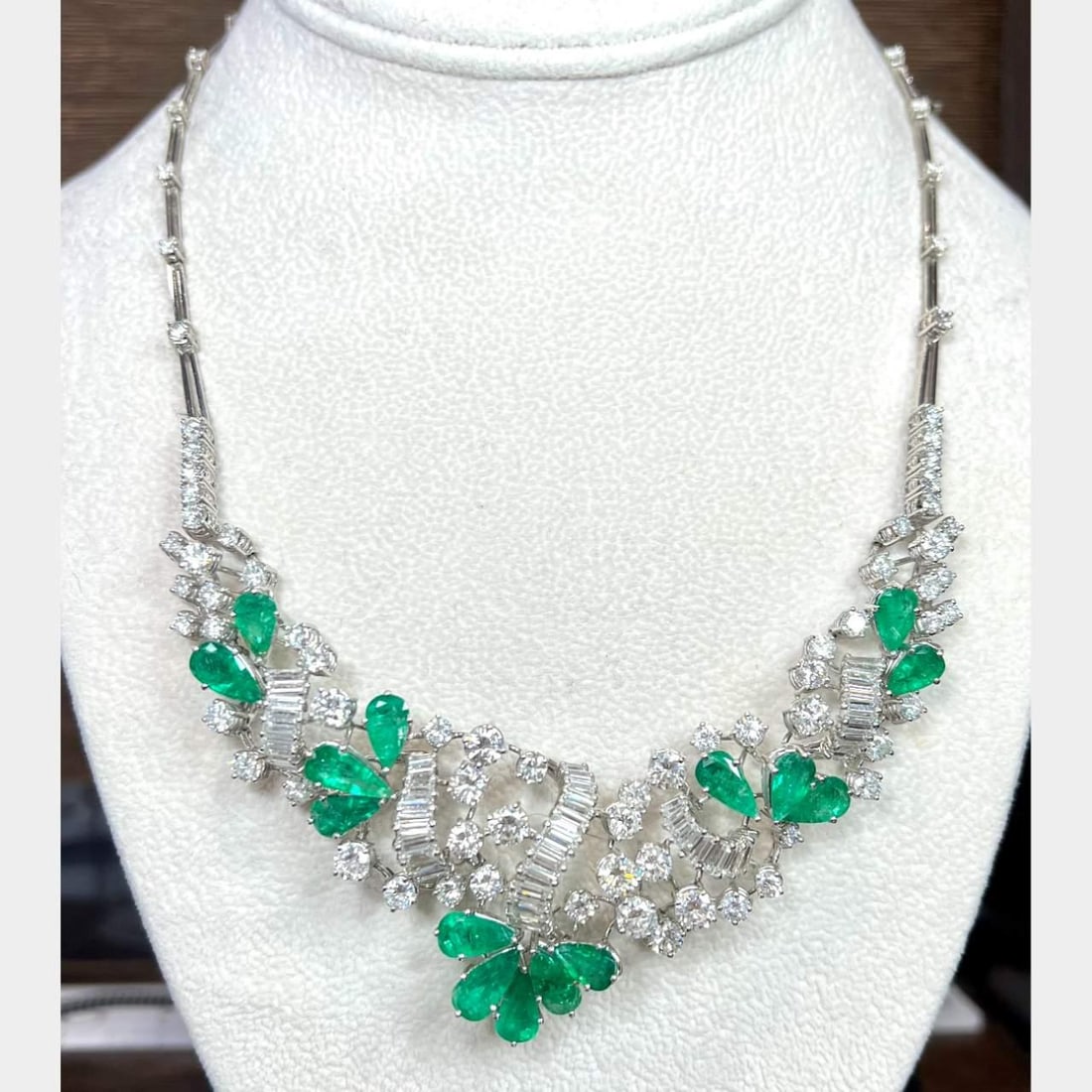 Elegant 18K White Gold Necklace with 22 Ct Diamonds and 20 Ct Emeralds: Elegant 18K White Gold Necklace with 22 Ct Diamonds and 20 Ct Emeralds This stunning 18K White Gold Necklace features a luxurious combination of diamonds and emeralds. It weighs 62.8 grams and is ador