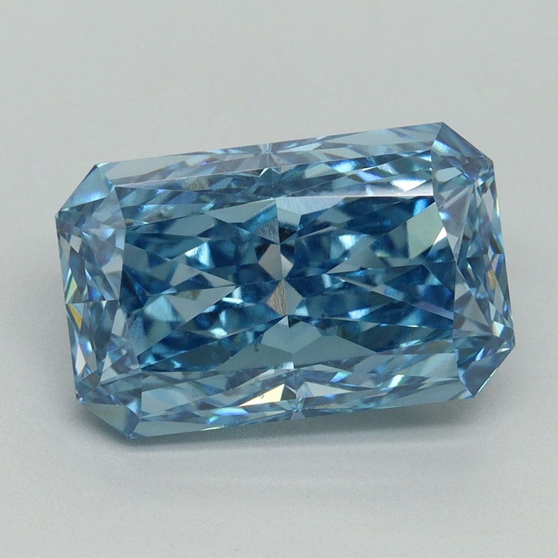 Loose Diamond - RADIANT 5.05ct Fancy Vivid Blue VS1: Loose Diamond - RADIANT 5.05ct Fancy Vivid Blue VS1 Source: This is a real non-mined Diamond that has been grown in a lab Shape: RADIANT Carats: 5.05 Color: Fancy Vivid Blue Certification: IGI Video: