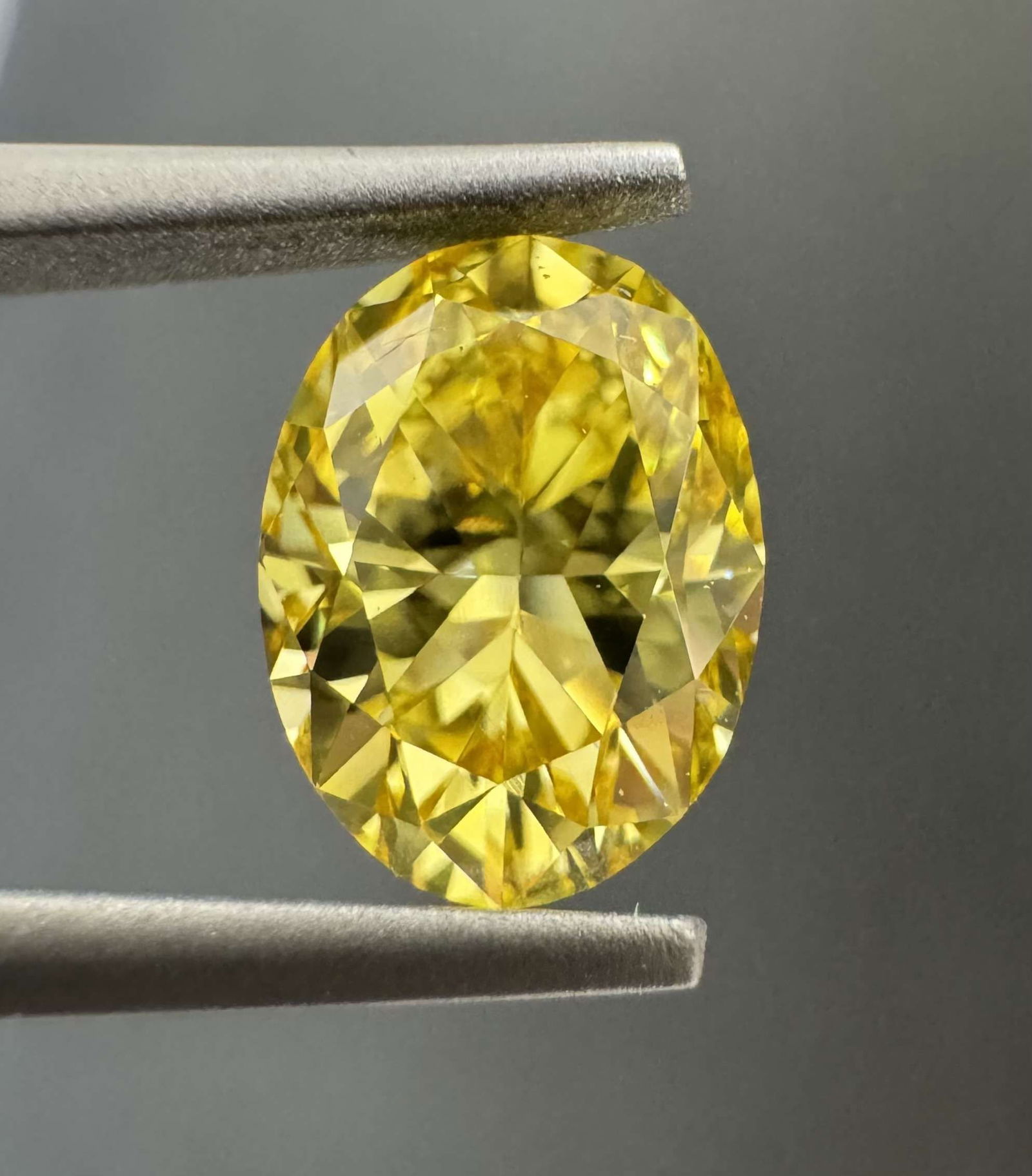 Loose Diamond - OVAL 0.91ct Fancy Vivid Yellow VS1: Loose Diamond - OVAL 0.91ct Fancy Vivid Yellow VS1 Source: Natural Shape: OVAL Carats: 0.91 Color: Fancy Vivid Yellow Certification: GIA The Diamond Depot Guarantee: All items in this auction are guar