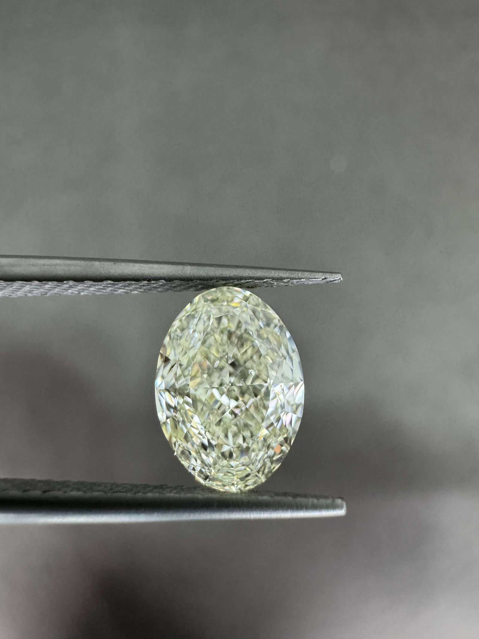 Loose Diamond - OVAL 2.06ct O-P VS1: Loose Diamond - OVAL 2.06ct O-P VS1 Source: Natural Shape: OVAL Carats: 2.06 Color: O-P Certification: GIA Video: