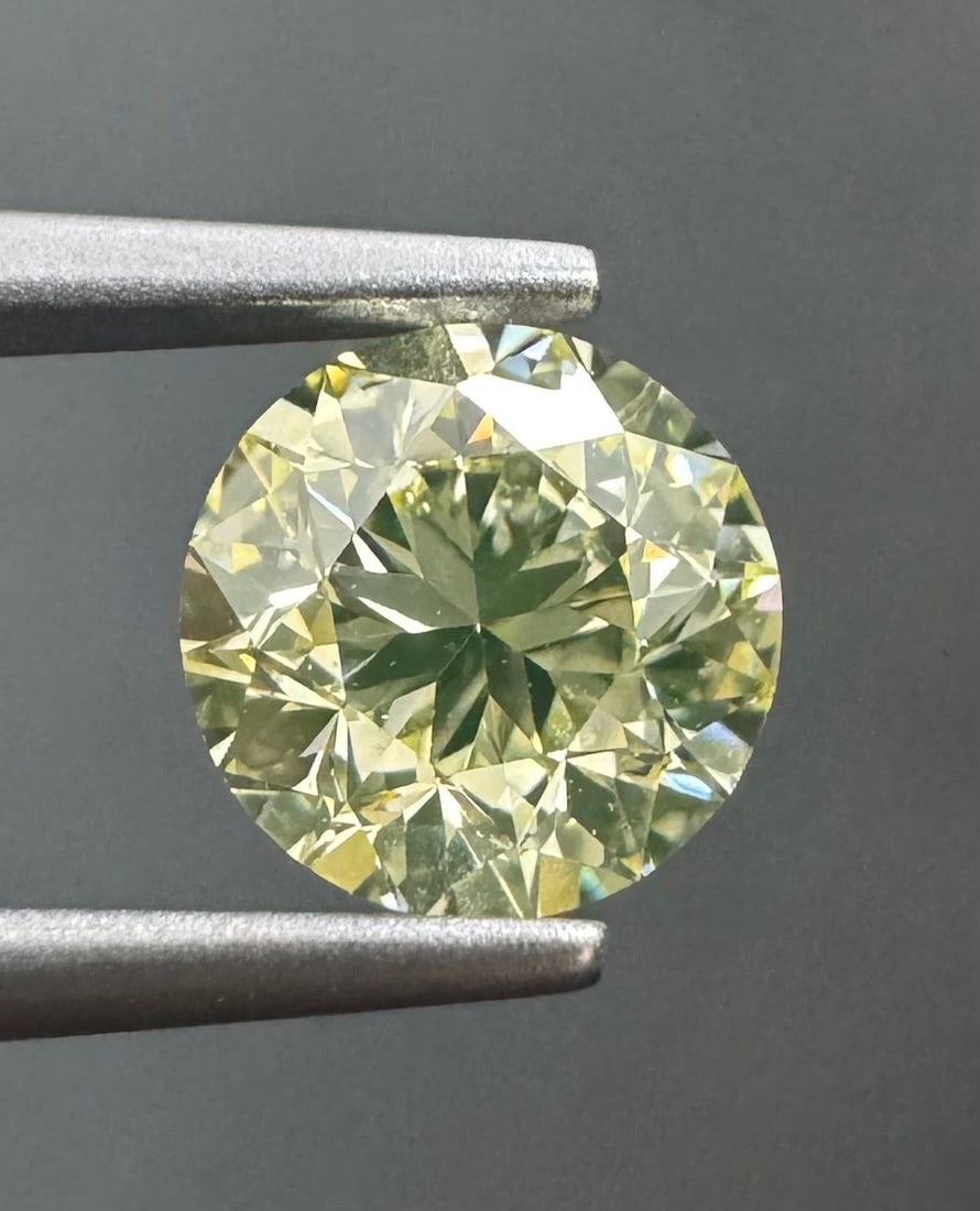 Loose Diamond - ROUND 1.0ct U-V VS2: Loose Diamond - ROUND 1.0ct U-V VS2 Source: Natural Shape: ROUND Carats: 1.0 Color: U-V Certification: GIA The Diamond Depot Guarantee: All items in this auction are guaranteed to be 100% authentic. A