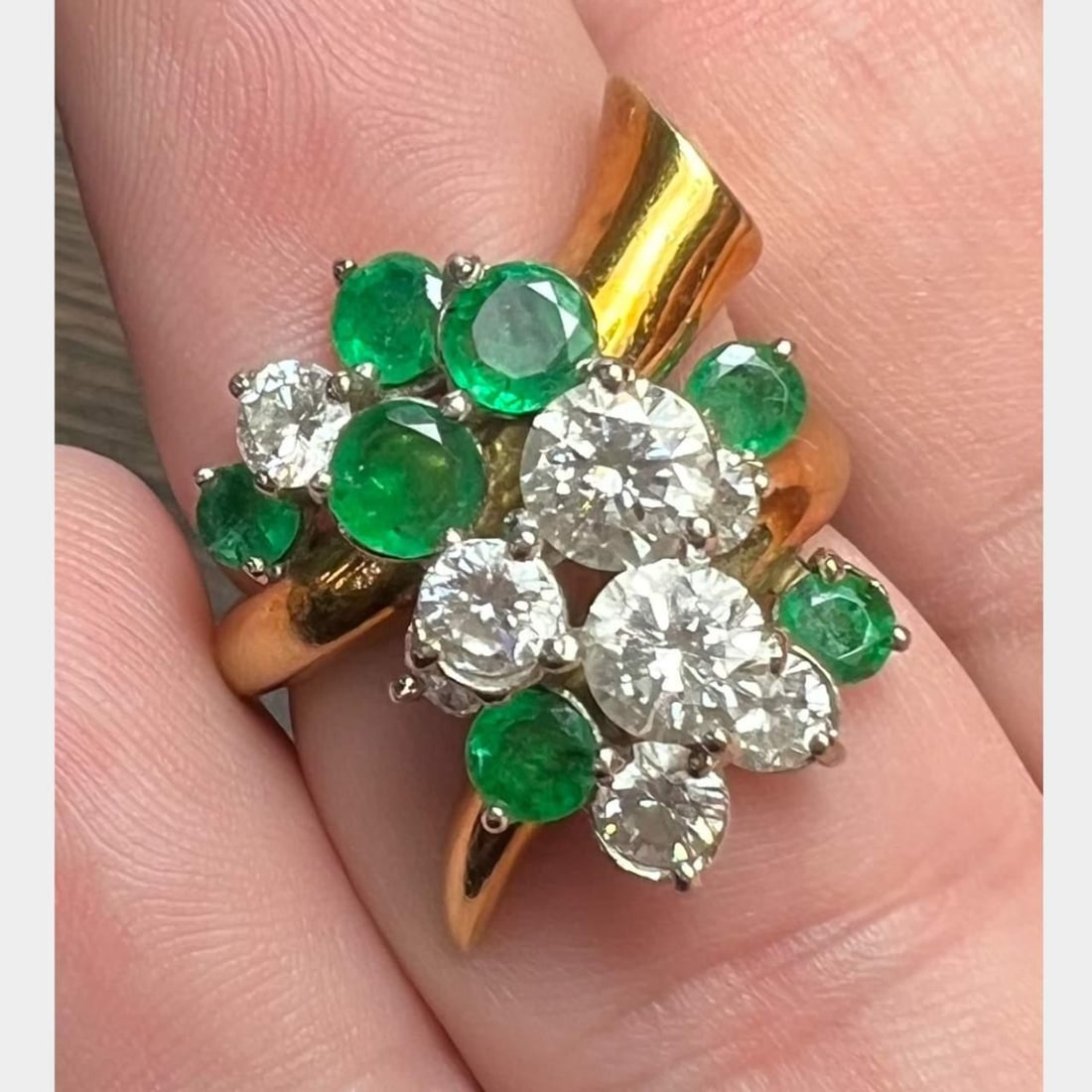 Stunning 18K Yellow Gold Emerald Diamond Ring VVS-VS 1.80 Ct: Stunning 18K Yellow Gold Emerald Diamond Ring VVS-VS 1.80 Ct This exquisite 18K Yellow Gold Emerald and Diamond Ring features a stunning combination of vibrant emeralds and sparkling diamonds. Weighin