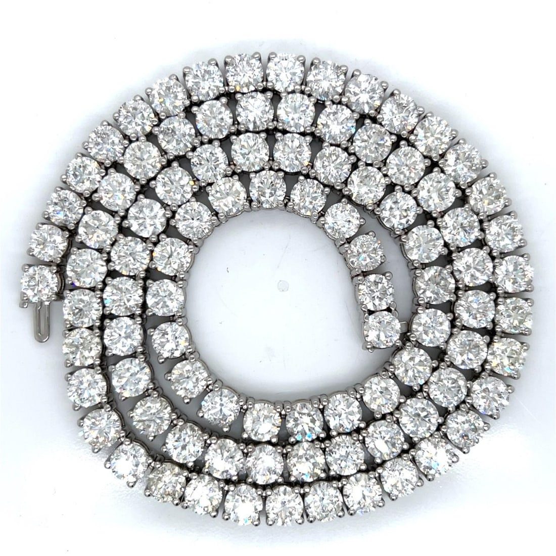 14K White Gold 93 Ct Diamond Necklace 24 Inches EYE CLEAN: 14K White Gold 93 Ct Diamond Necklace 24 Inches EYE CLEAN Exquisite 14K White Gold Necklace featuring an impressive total diamond weight of approximately 93.00 carats. This stunning piece showcases 93