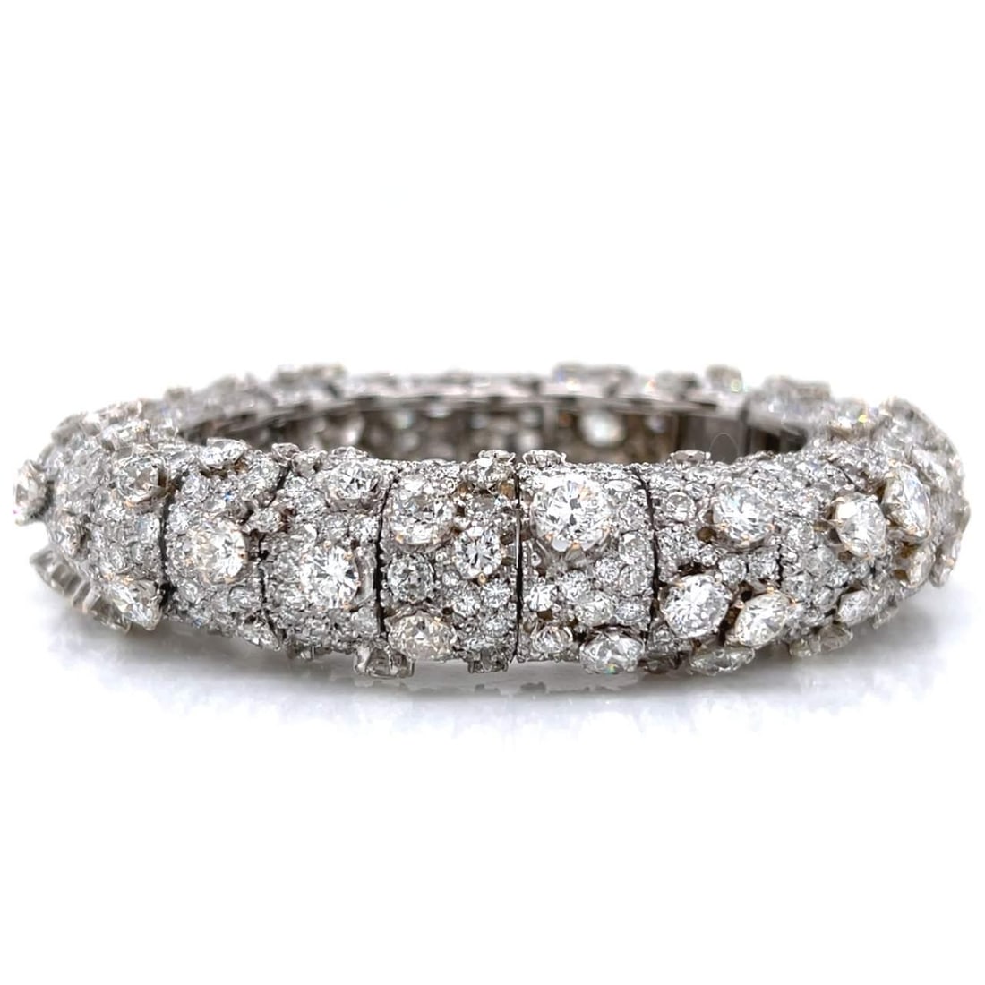 1960's Platinum Bracelet with 1,026 Diamonds 84.00 Ct: 1960's Platinum Bracelet with 1,026 Diamonds 84.00 Ct This stunning 1960's platinum bracelet features a remarkable total of 1,026 diamonds, collectively weighing approximately 84.00 ct. With a substan