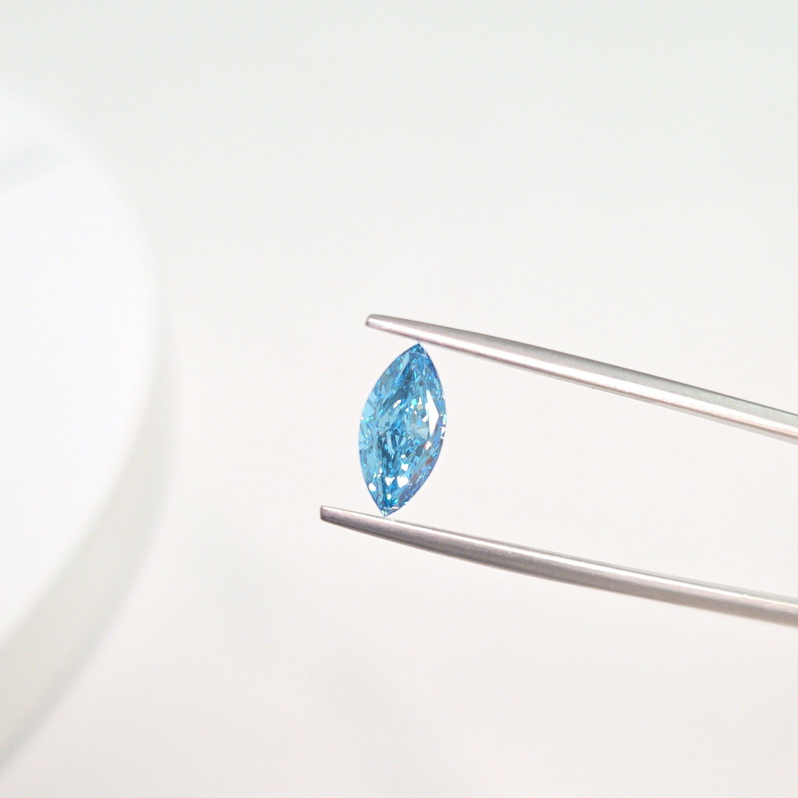 Loose Diamond - MARQUISE 1.23ct Fancy Vivid Blue VS1: Loose Diamond - MARQUISE 1.23ct Fancy Vivid Blue VS1 Source: This is a real non-mined Diamond that has been grown in a lab Shape: MARQUISE Carats: 1.23 Color: Fancy Vivid Blue Certification: IGI Video